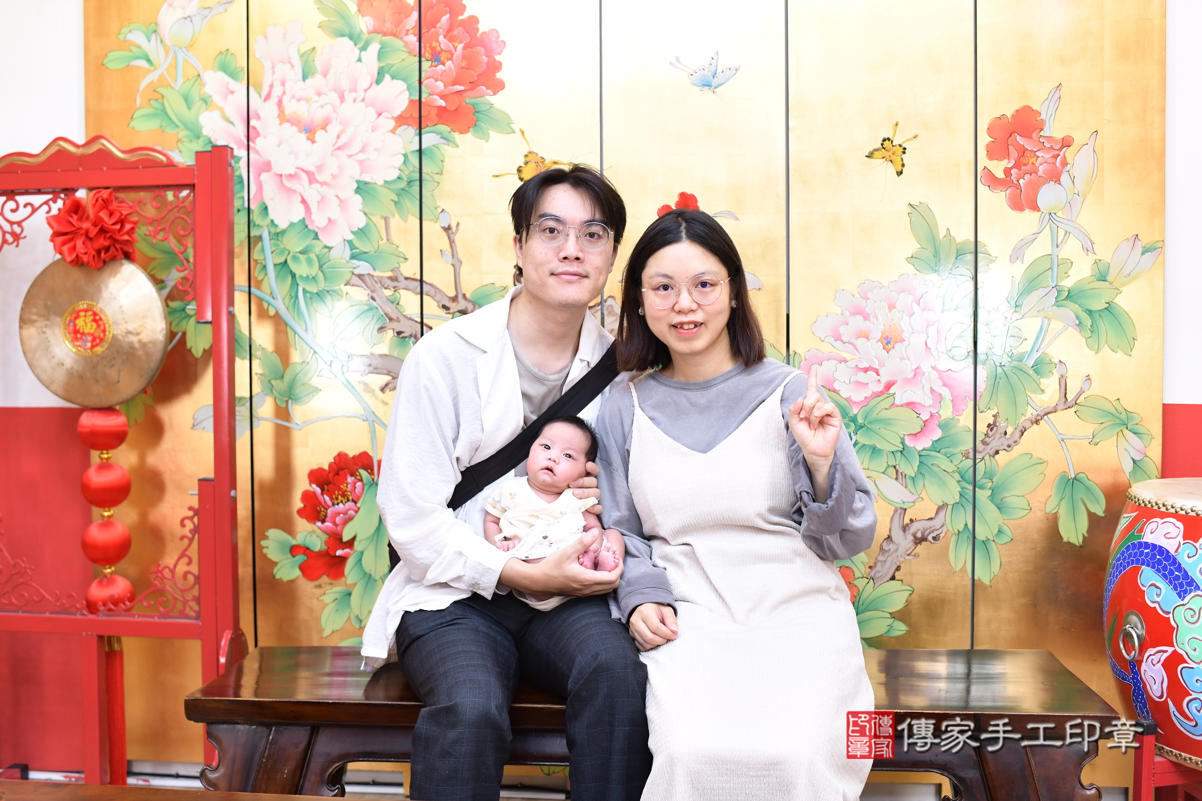安安寶寶(台北市大同區嬰兒寶寶滿月剃頭理髮、嬰兒剃胎毛儀式吉祥話)。中國風會場，爸媽寶貝穿「日中韓」古裝禮服。專業拍照、證書。★購買「臍帶章、肚臍章、胎毛筆刷印章」贈送：剃頭、收涎、抓周，三選一。2025.7.23，照片2