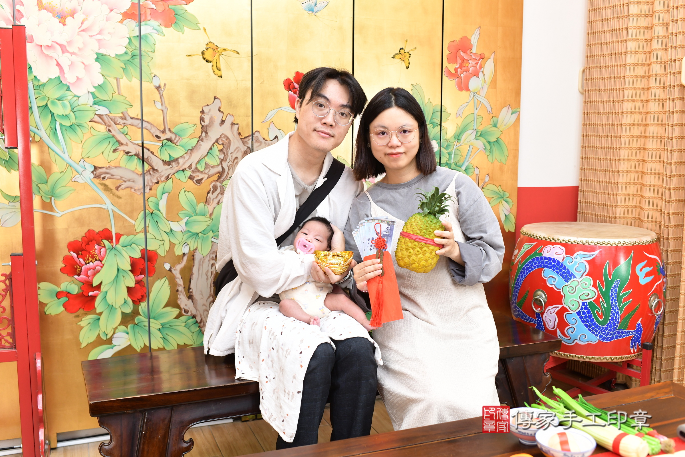 安安寶寶(台北市大同區嬰兒寶寶滿月剃頭理髮、嬰兒剃胎毛儀式吉祥話)。中國風會場，爸媽寶貝穿「日中韓」古裝禮服。專業拍照、證書。★購買「臍帶章、肚臍章、胎毛筆刷印章」贈送：剃頭、收涎、抓周，三選一。2025.7.23，照片15