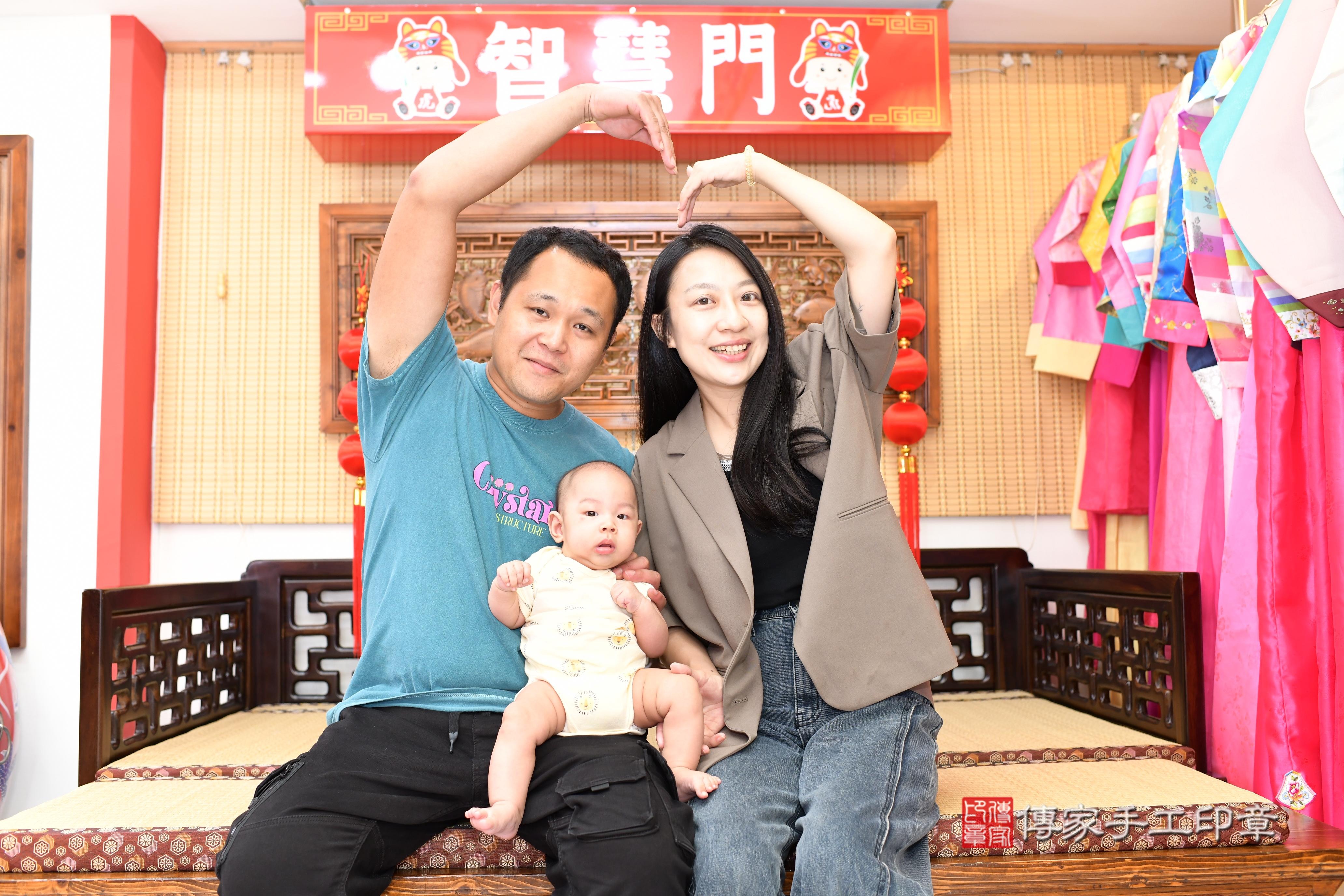 傳家手工印章台南店、抓周、度脺、中國風會場、傳家嬰兒古禮、吉祥話、抓周道具物品24種、拍照。抓周證書。寶寶抓周、滿周歲、生日快樂、祝福