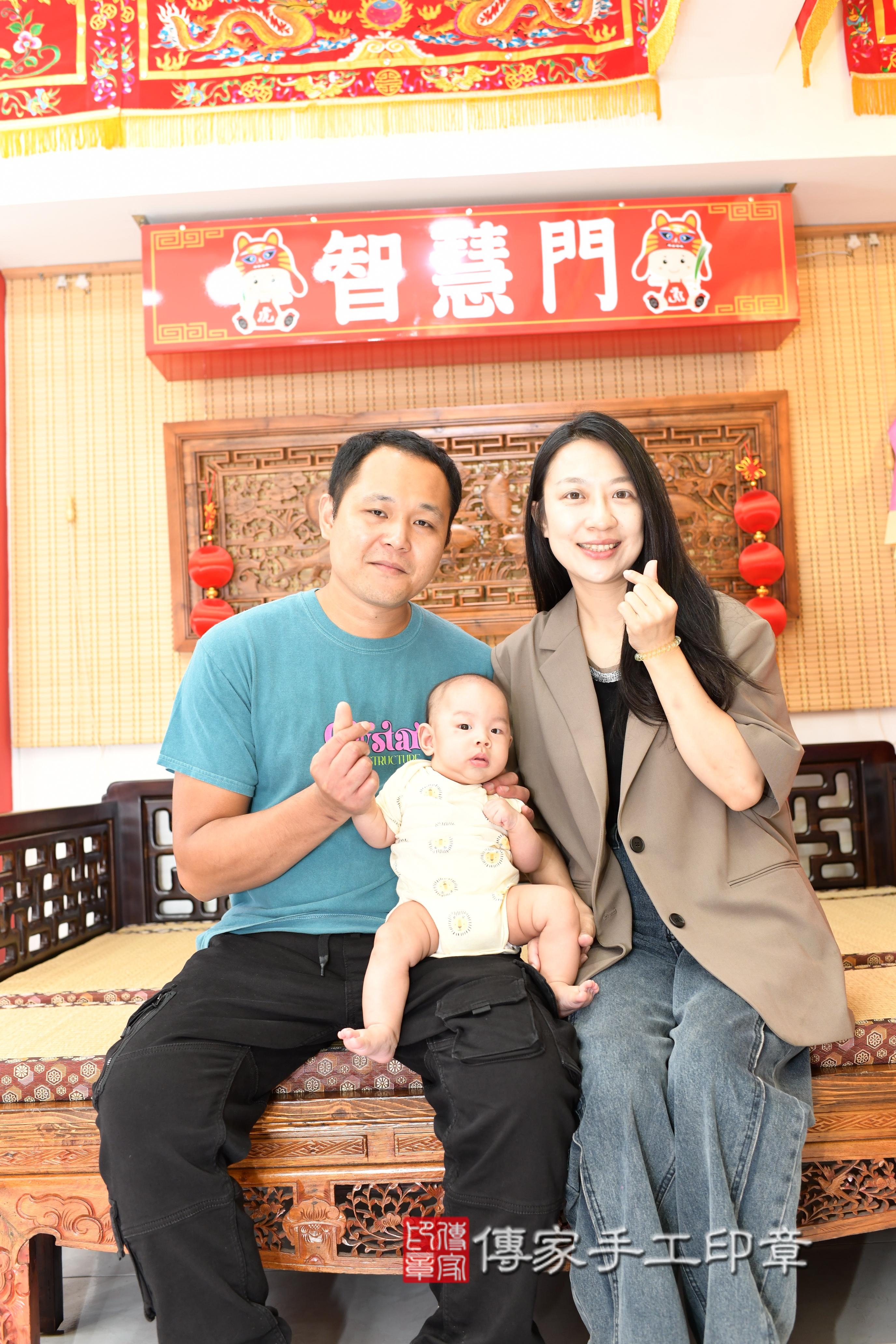 傳家手工印章台南店、抓周、度脺、中國風會場、傳家嬰兒古禮、吉祥話、抓周道具物品24種、拍照。抓周證書。寶寶抓周、滿周歲、生日快樂、祝福