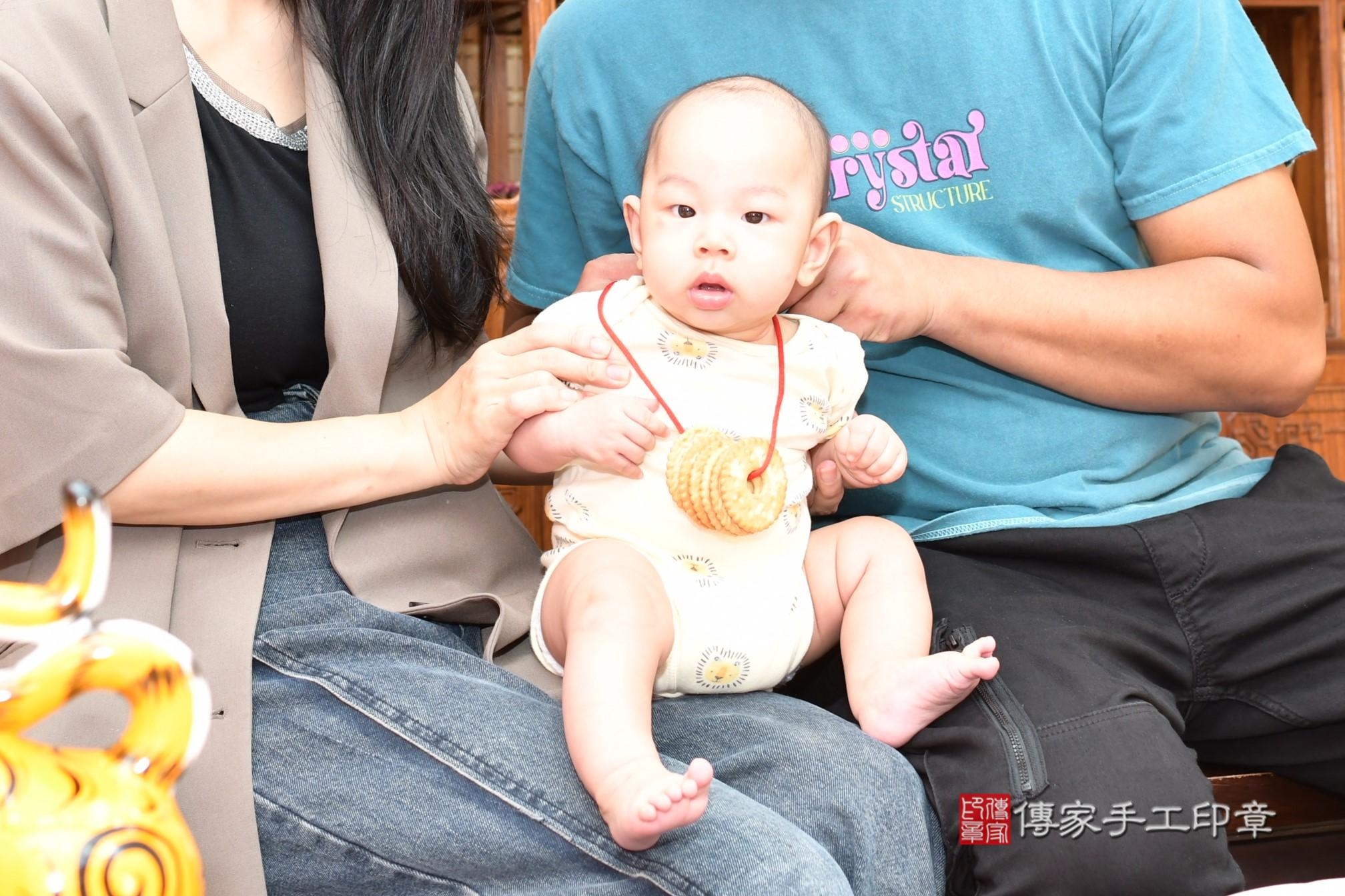 傳家手工印章台南店、抓周、度脺、中國風會場、傳家嬰兒古禮、吉祥話、抓周道具物品24種、拍照。抓周證書。寶寶抓周、滿周歲、生日快樂、祝福