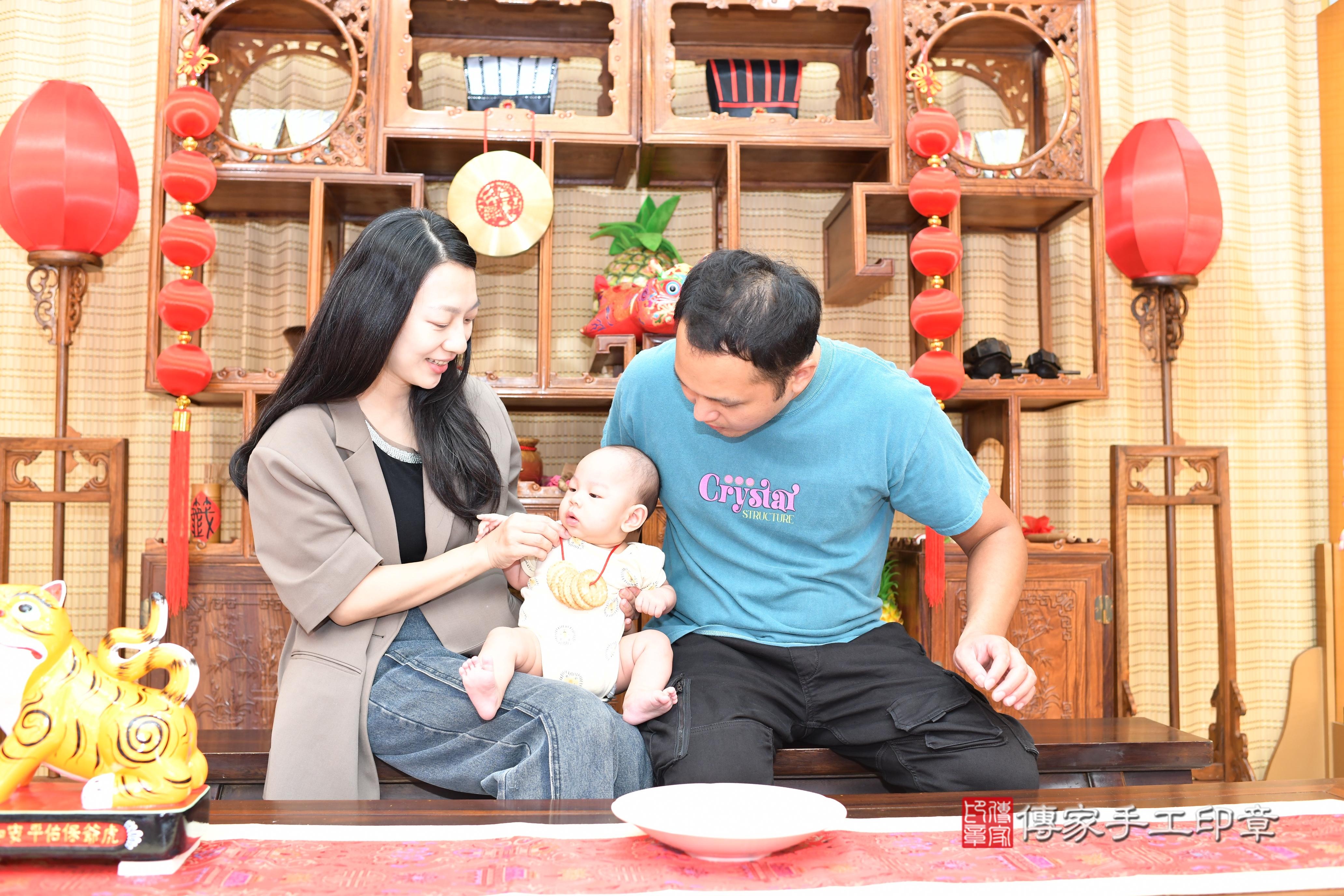 傳家手工印章台南店、抓周、度脺、中國風會場、傳家嬰兒古禮、吉祥話、抓周道具物品24種、拍照。抓周證書。寶寶抓周、滿周歲、生日快樂、祝福