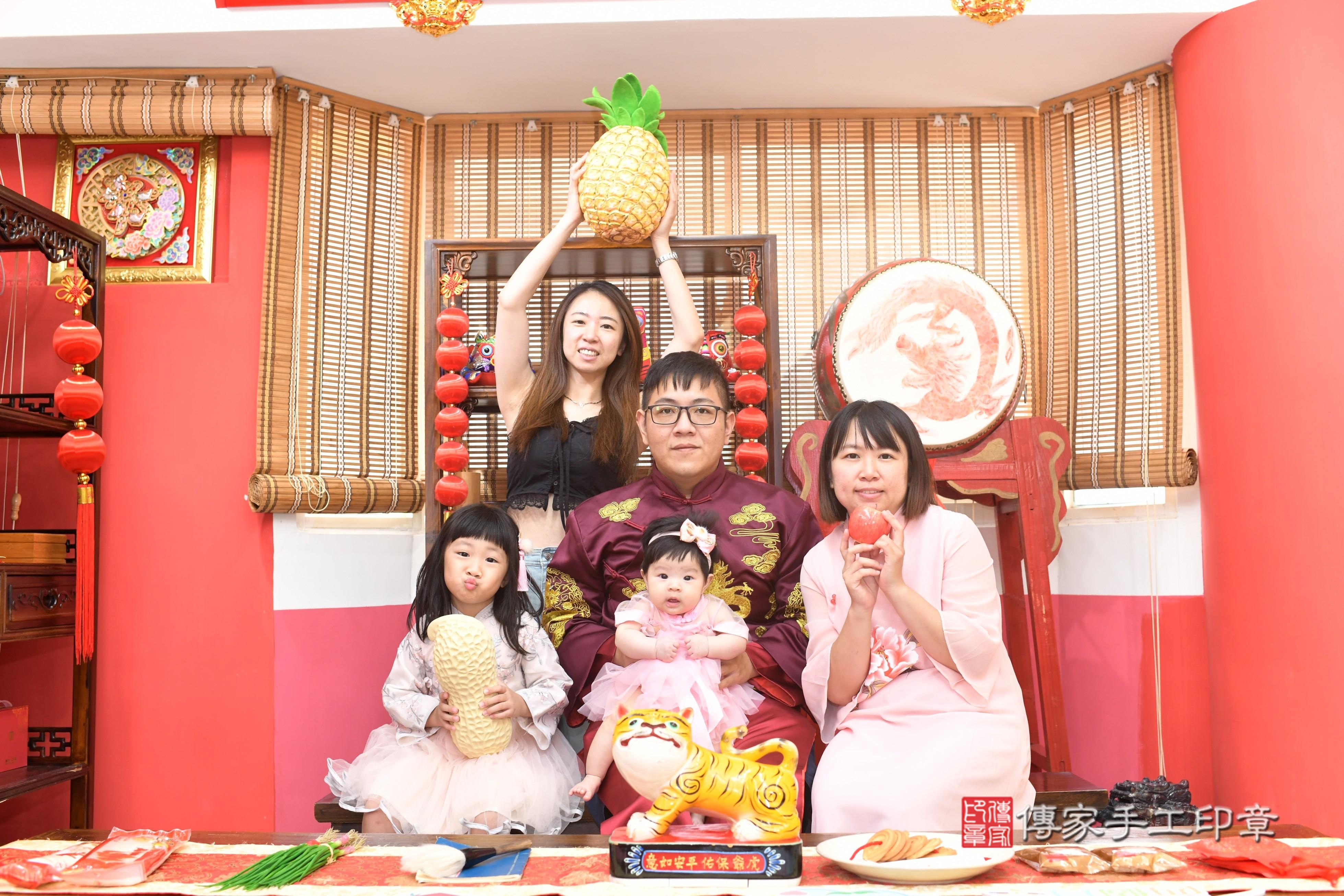傳家手工印章高雄店、抓周、度脺、中國風會場、傳家嬰兒古禮、吉祥話、抓周道具物品24種、拍照。抓周證書。寶寶抓周、滿周歲、生日快樂、祝福