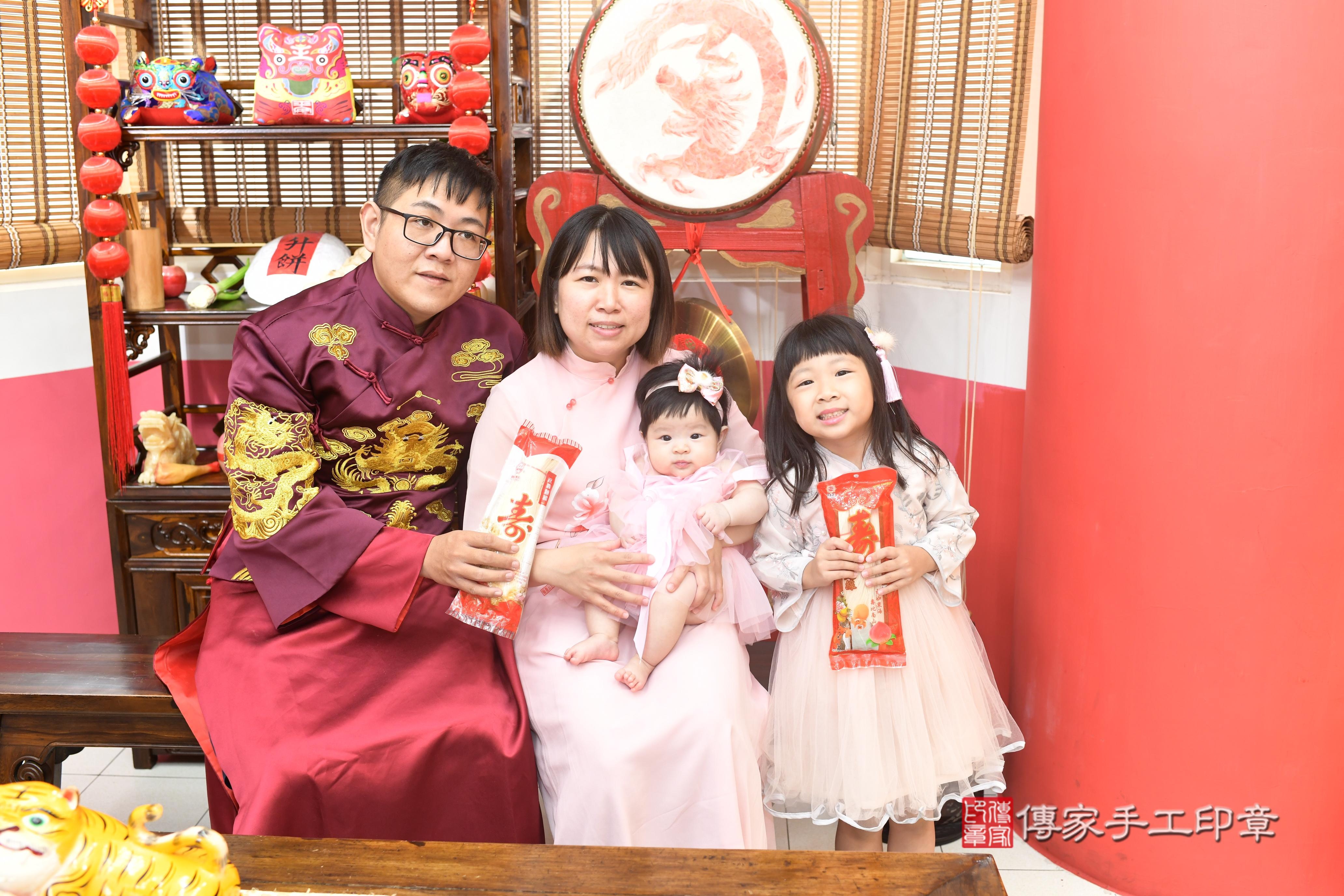 傳家手工印章高雄店、抓周、度脺、中國風會場、傳家嬰兒古禮、吉祥話、抓周道具物品24種、拍照。抓周證書。寶寶抓周、滿周歲、生日快樂、祝福