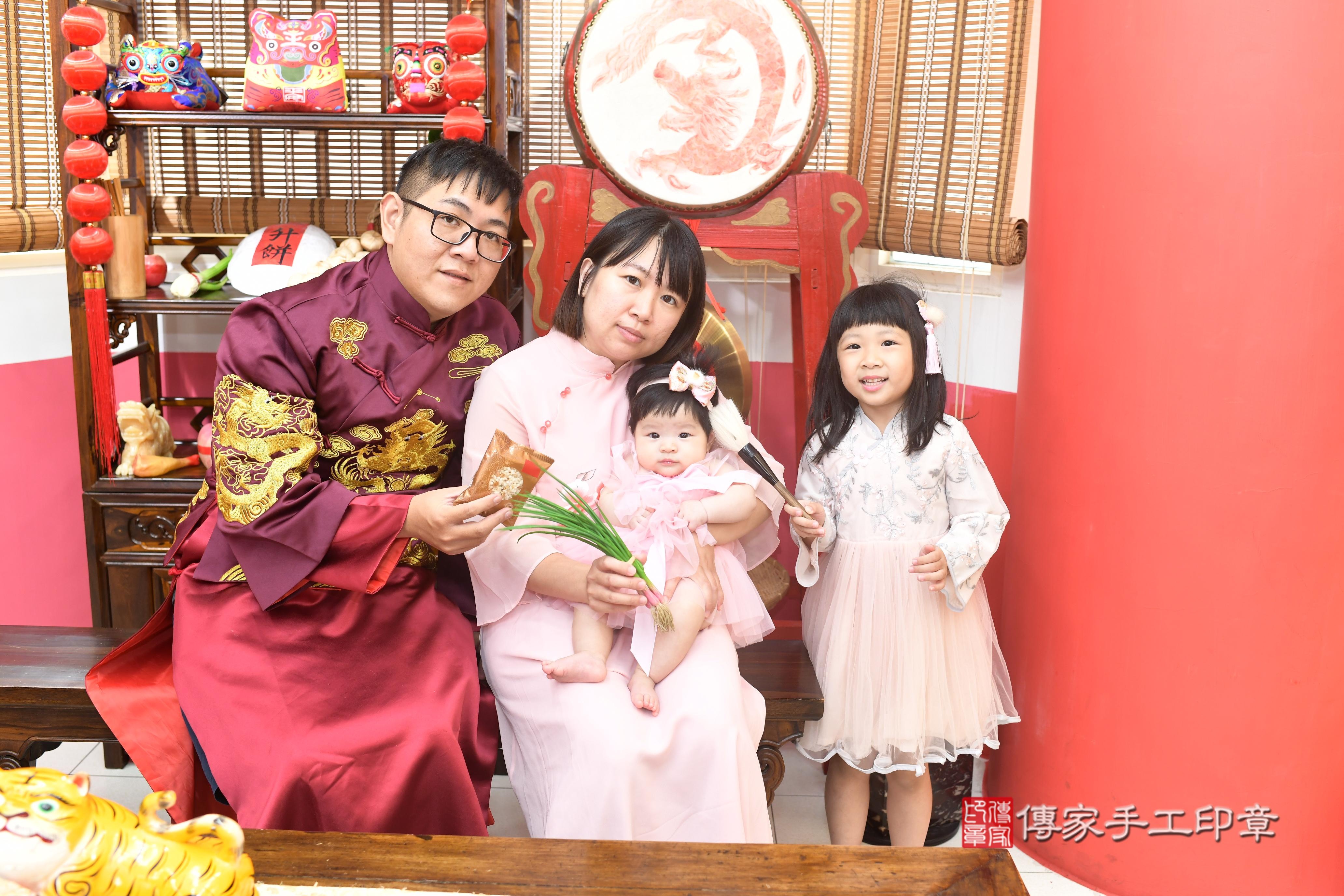 傳家手工印章高雄店、抓周、度脺、中國風會場、傳家嬰兒古禮、吉祥話、抓周道具物品24種、拍照。抓周證書。寶寶抓周、滿周歲、生日快樂、祝福