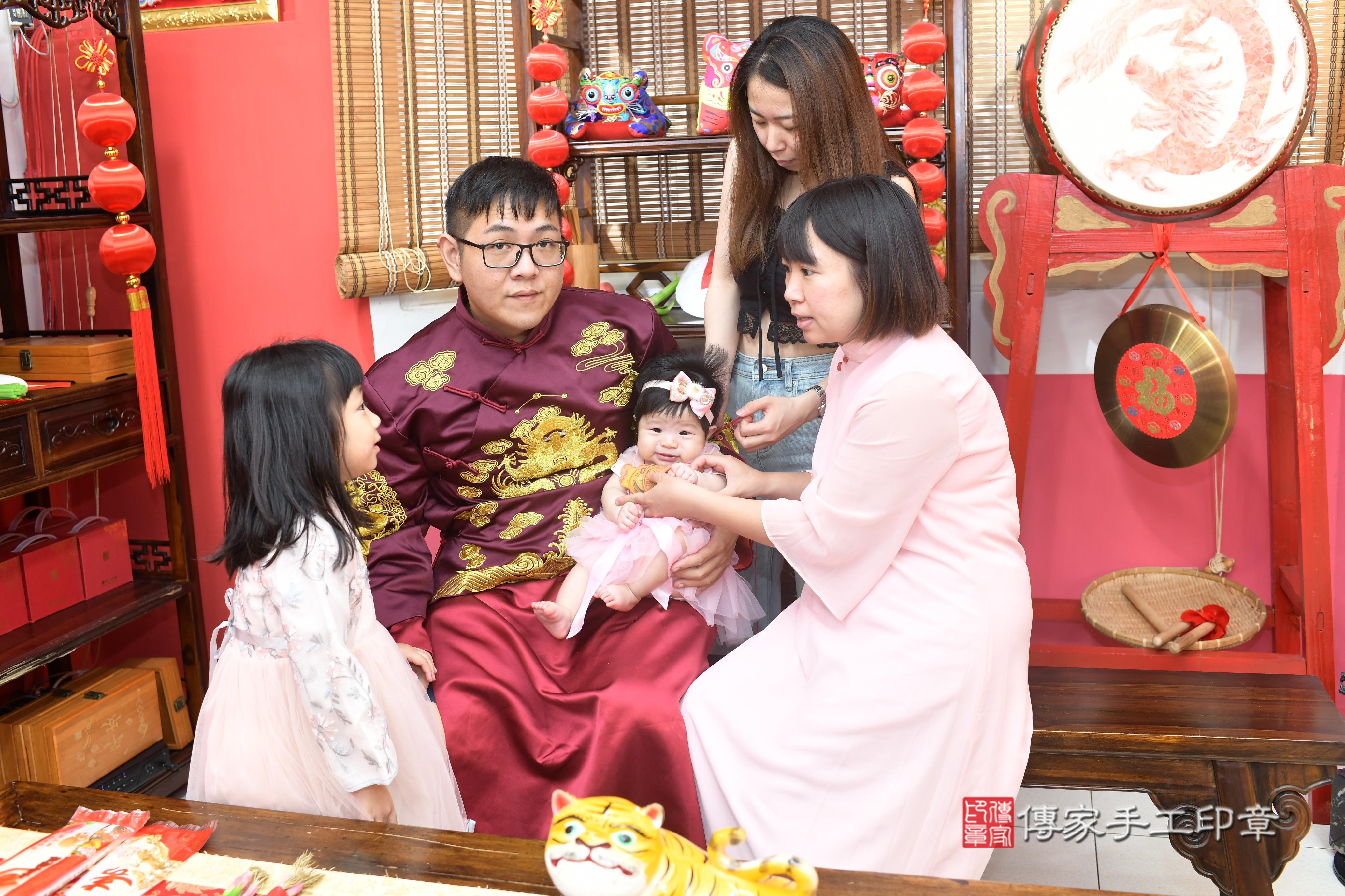 傳家手工印章高雄店、抓周、度脺、中國風會場、傳家嬰兒古禮、吉祥話、抓周道具物品24種、拍照。抓周證書。寶寶抓周、滿周歲、生日快樂、祝福