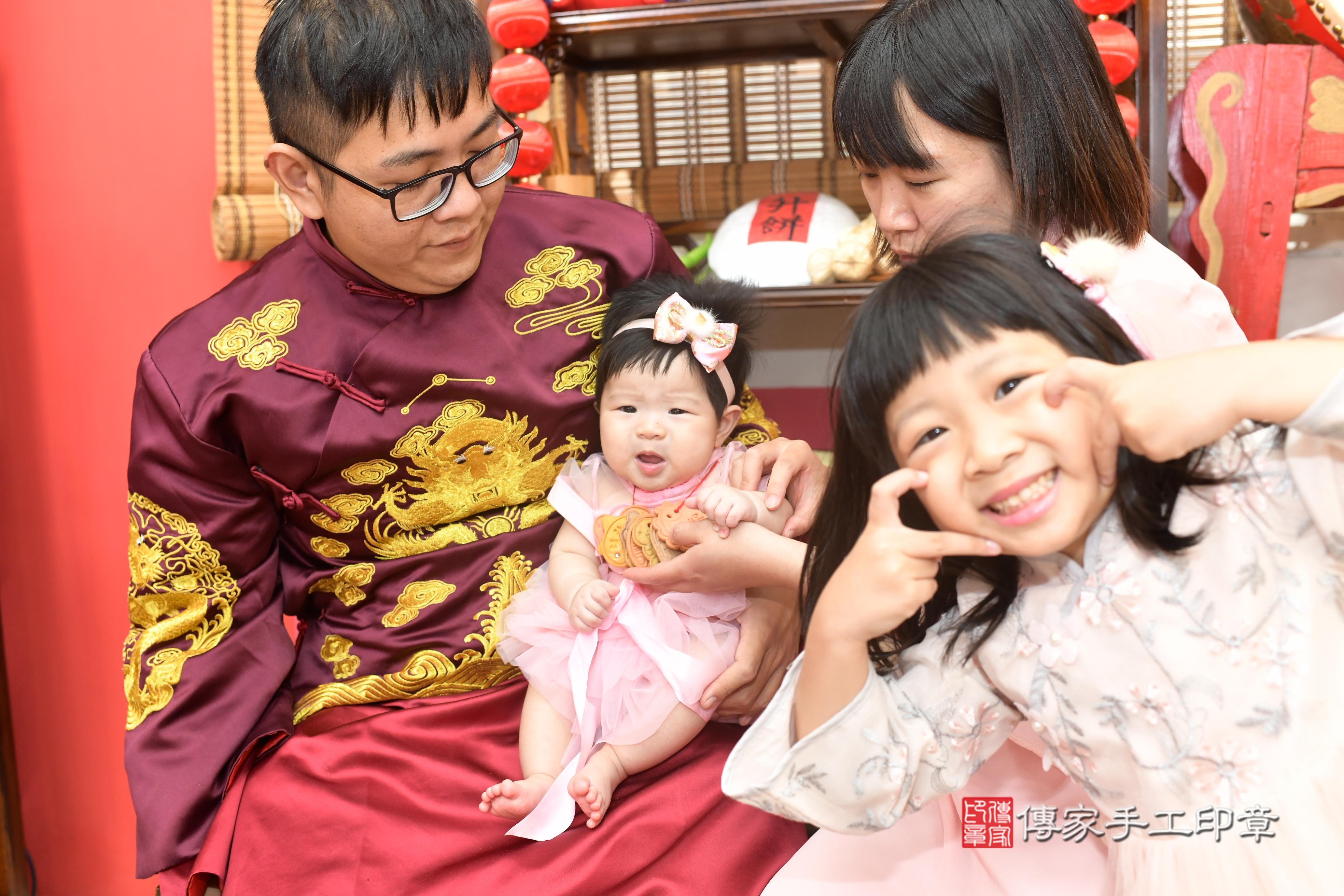傳家手工印章高雄店、抓周、度脺、中國風會場、傳家嬰兒古禮、吉祥話、抓周道具物品24種、拍照。抓周證書。寶寶抓周、滿周歲、生日快樂、祝福