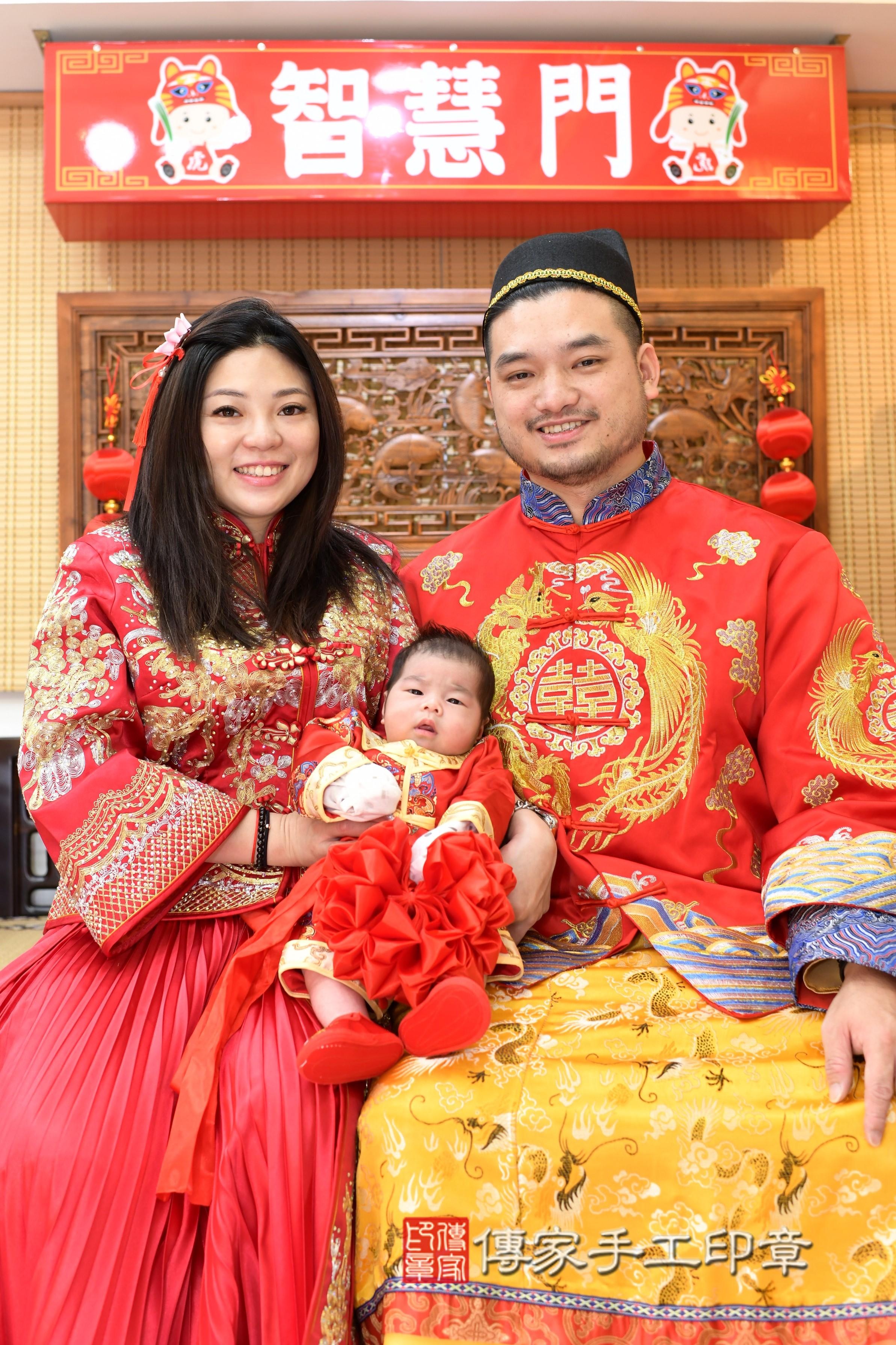傳家手工印章台南店、抓周、度脺、中國風會場、傳家嬰兒古禮、吉祥話、抓周道具物品24種、拍照。抓周證書。寶寶抓周、滿周歲、生日快樂、祝福
