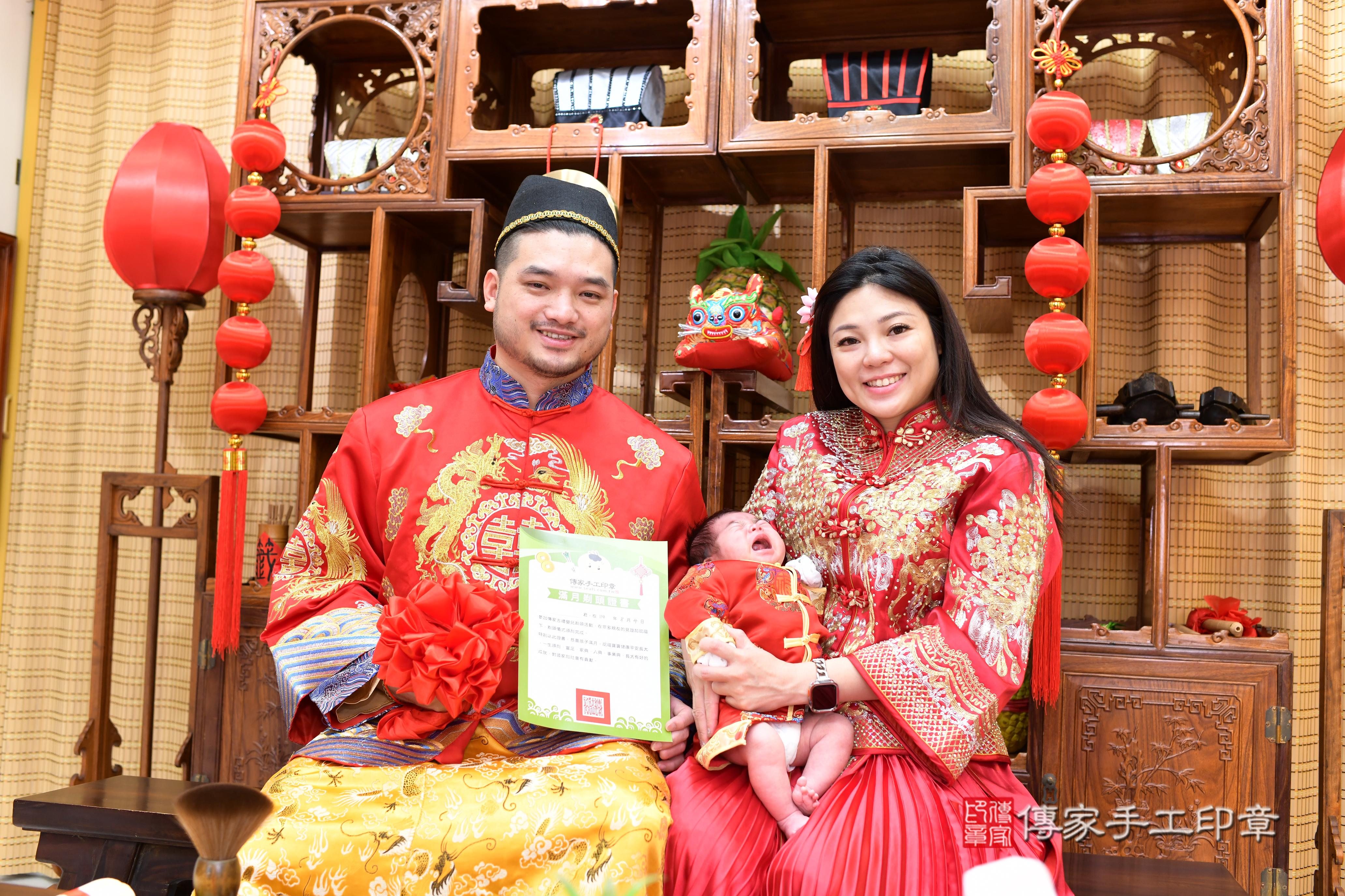 傳家手工印章台南店、抓周、度脺、中國風會場、傳家嬰兒古禮、吉祥話、抓周道具物品24種、拍照。抓周證書。寶寶抓周、滿周歲、生日快樂、祝福