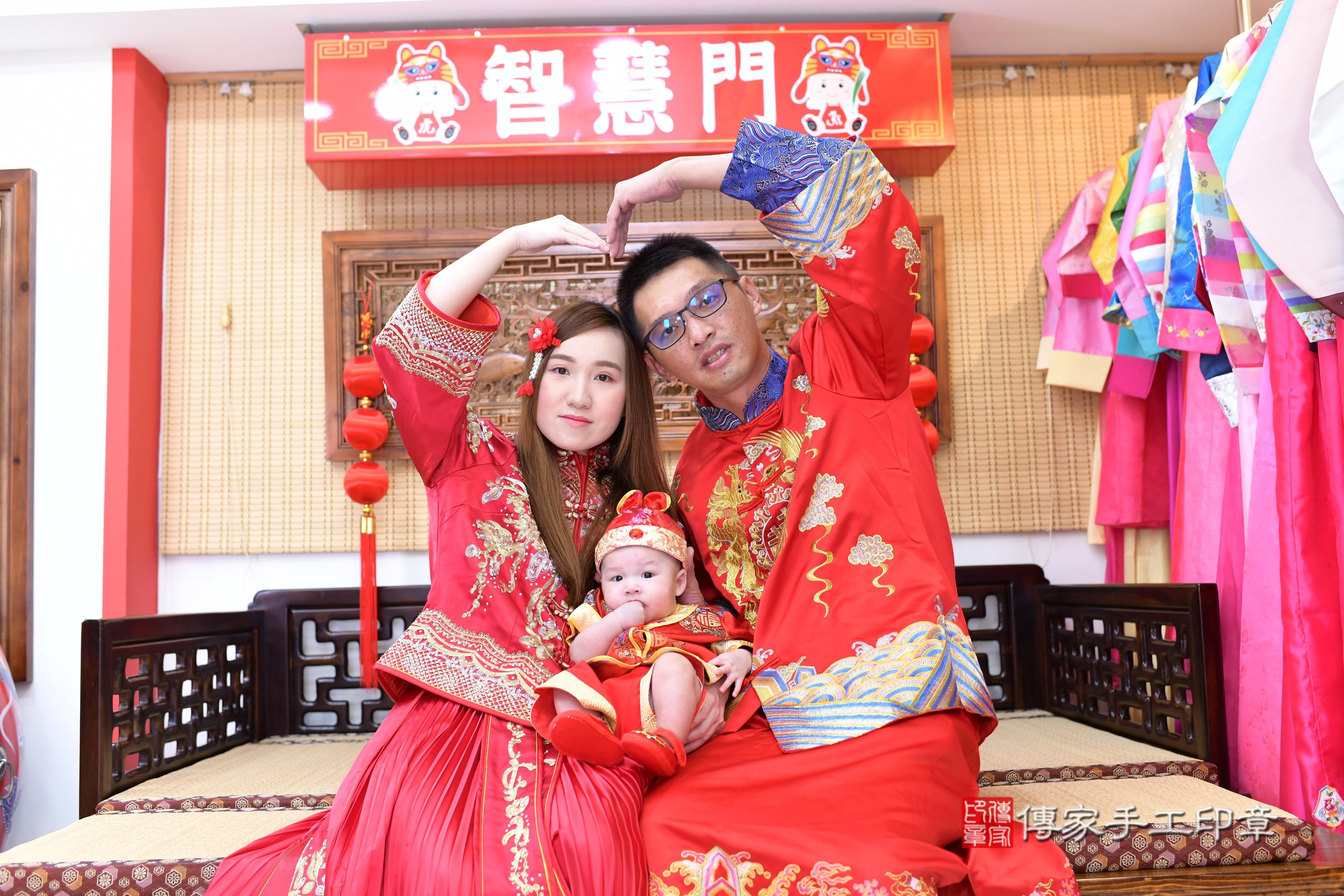 傳家手工印章台南店、抓周、度脺、中國風會場、傳家嬰兒古禮、吉祥話、抓周道具物品24種、拍照。抓周證書。寶寶抓周、滿周歲、生日快樂、祝福