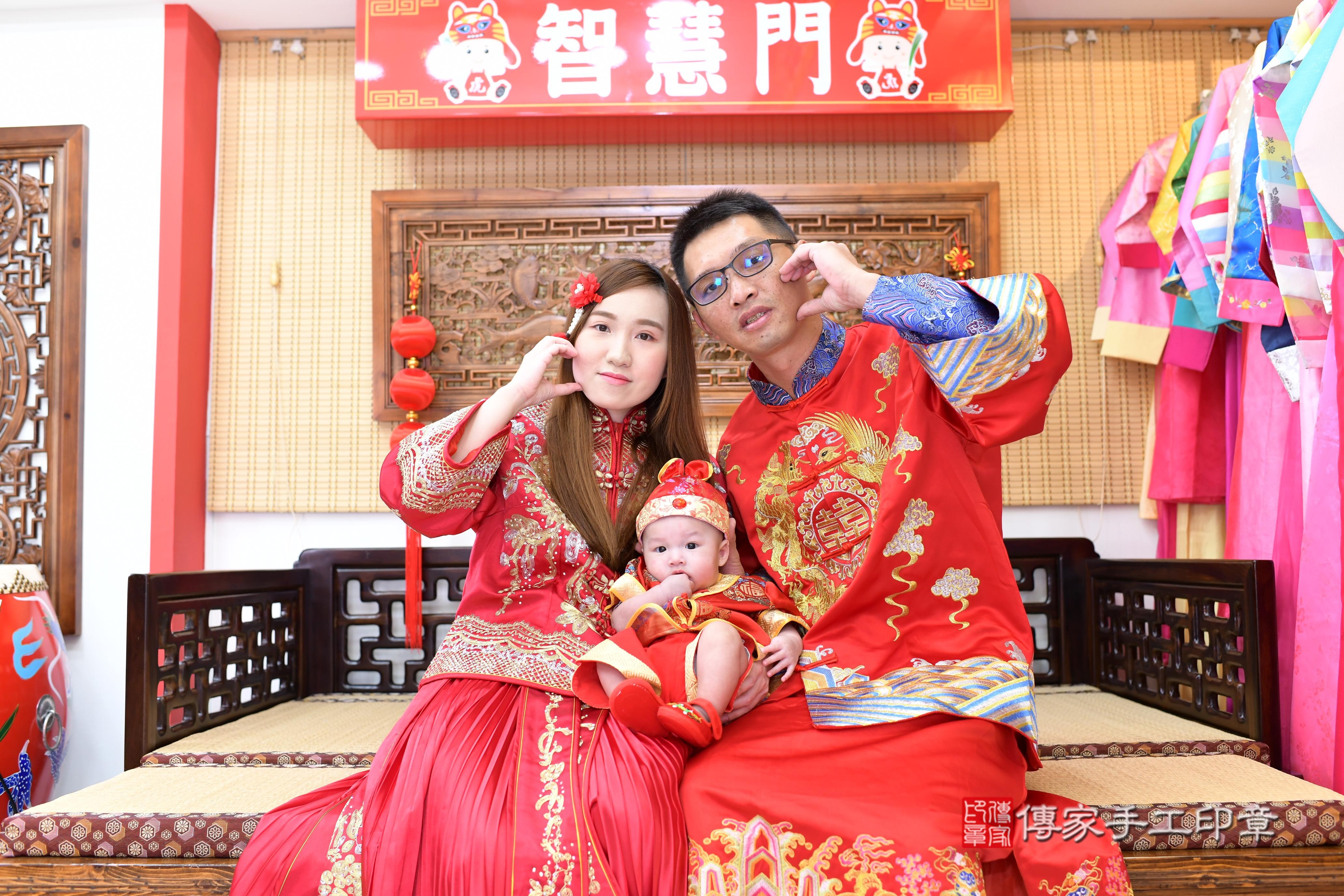 傳家手工印章台南店、抓周、度脺、中國風會場、傳家嬰兒古禮、吉祥話、抓周道具物品24種、拍照。抓周證書。寶寶抓周、滿周歲、生日快樂、祝福