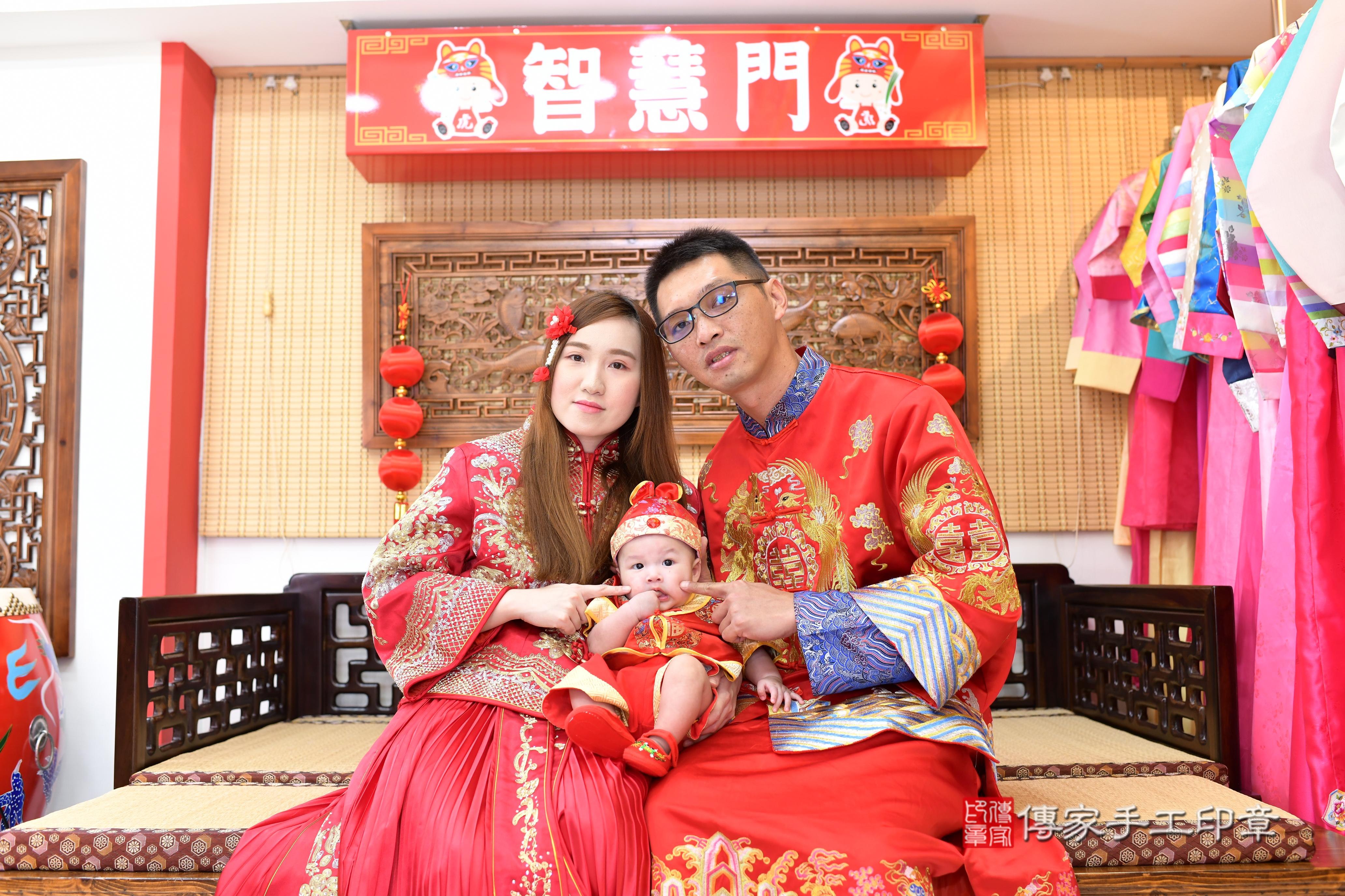 傳家手工印章台南店、抓周、度脺、中國風會場、傳家嬰兒古禮、吉祥話、抓周道具物品24種、拍照。抓周證書。寶寶抓周、滿周歲、生日快樂、祝福