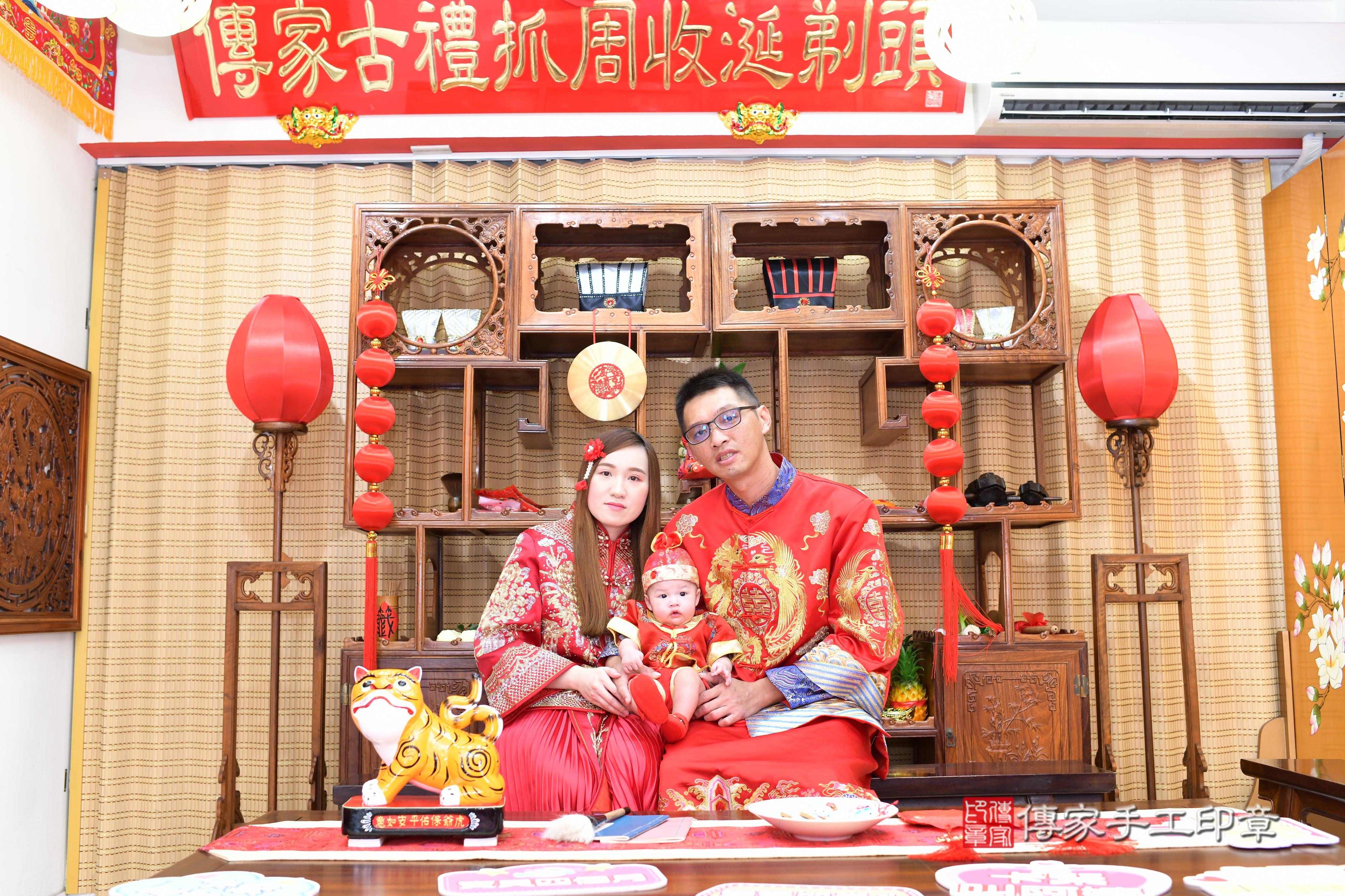 傳家手工印章台南店、抓周、度脺、中國風會場、傳家嬰兒古禮、吉祥話、抓周道具物品24種、拍照。抓周證書。寶寶抓周、滿周歲、生日快樂、祝福