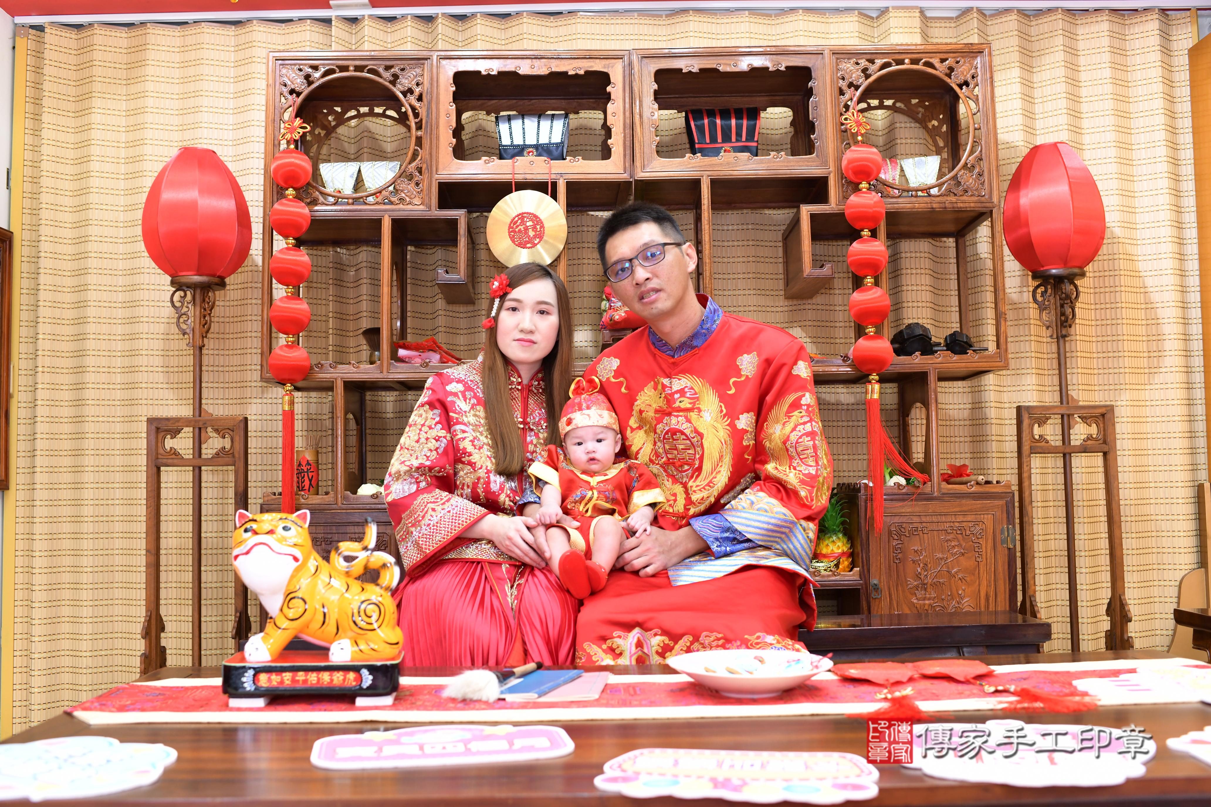 傳家手工印章台南店、抓周、度脺、中國風會場、傳家嬰兒古禮、吉祥話、抓周道具物品24種、拍照。抓周證書。寶寶抓周、滿周歲、生日快樂、祝福