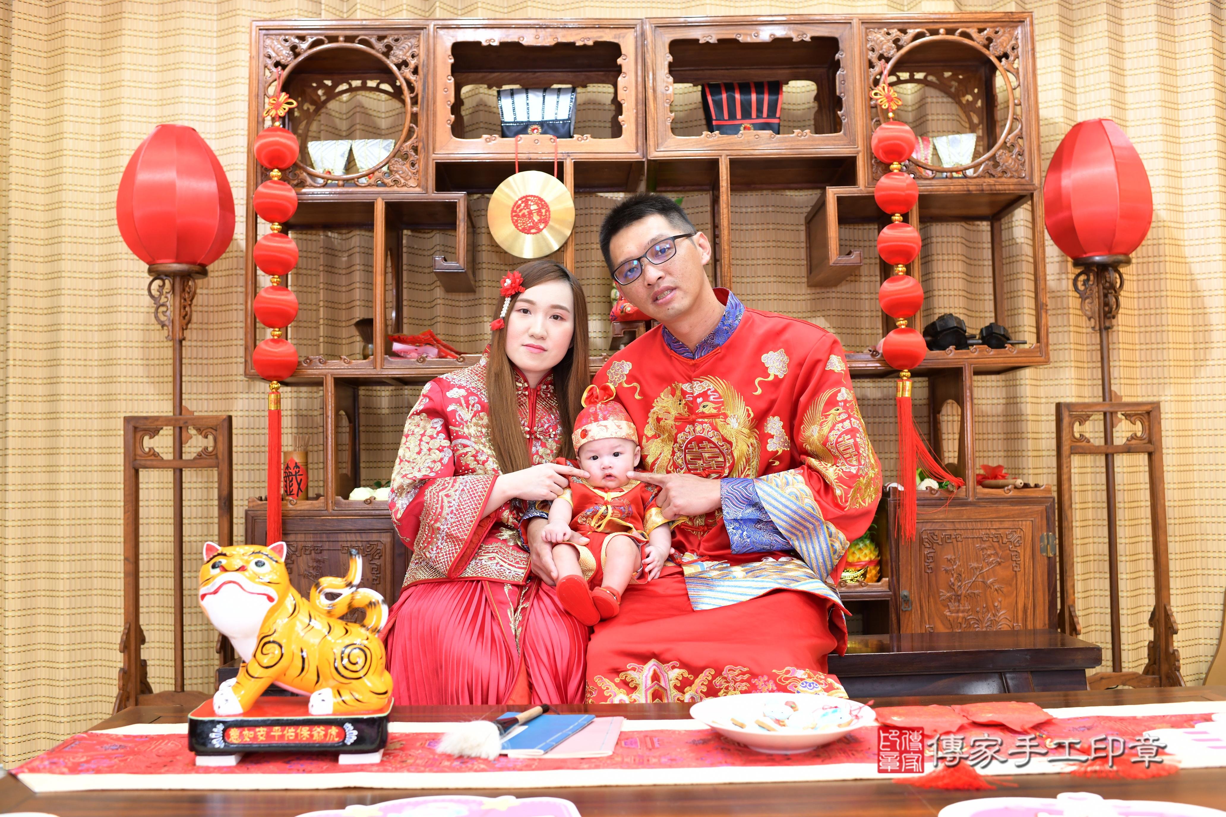 傳家手工印章台南店、抓周、度脺、中國風會場、傳家嬰兒古禮、吉祥話、抓周道具物品24種、拍照。抓周證書。寶寶抓周、滿周歲、生日快樂、祝福