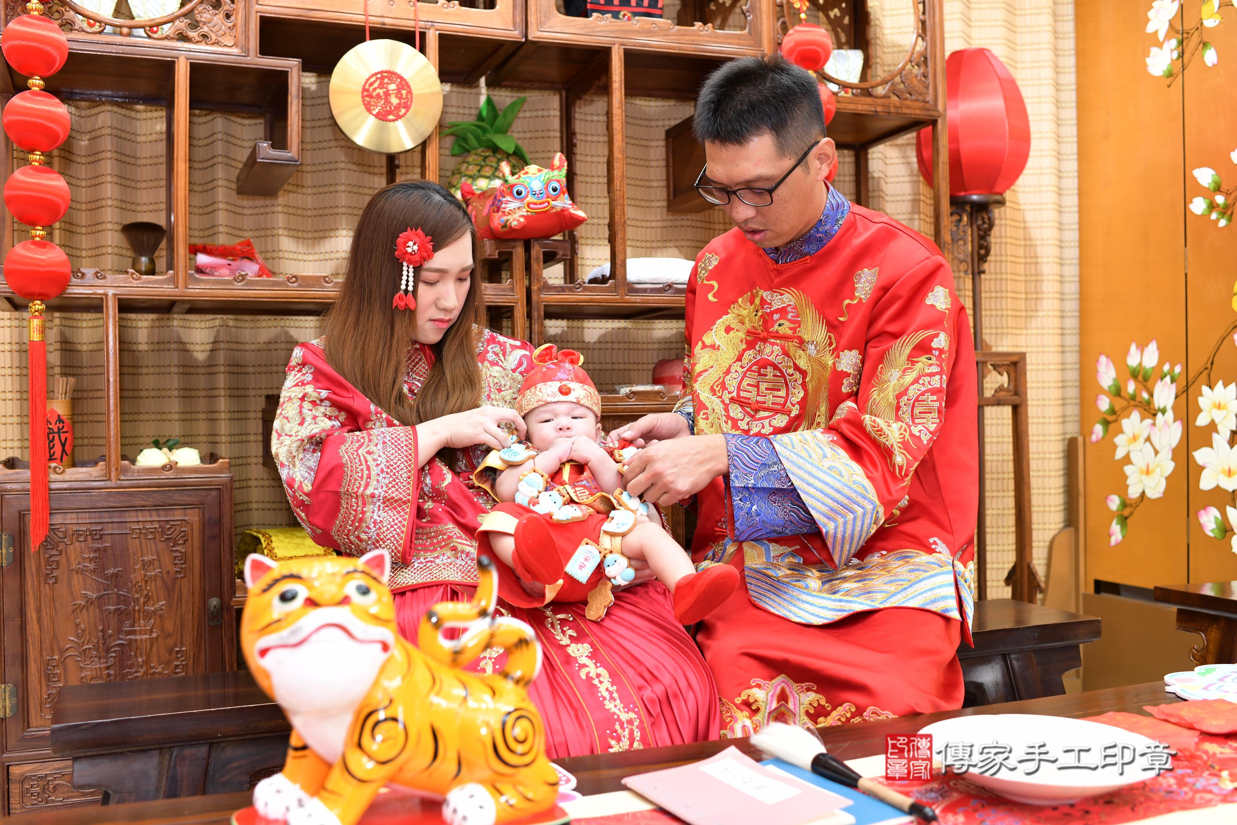 傳家手工印章台南店、抓周、度脺、中國風會場、傳家嬰兒古禮、吉祥話、抓周道具物品24種、拍照。抓周證書。寶寶抓周、滿周歲、生日快樂、祝福