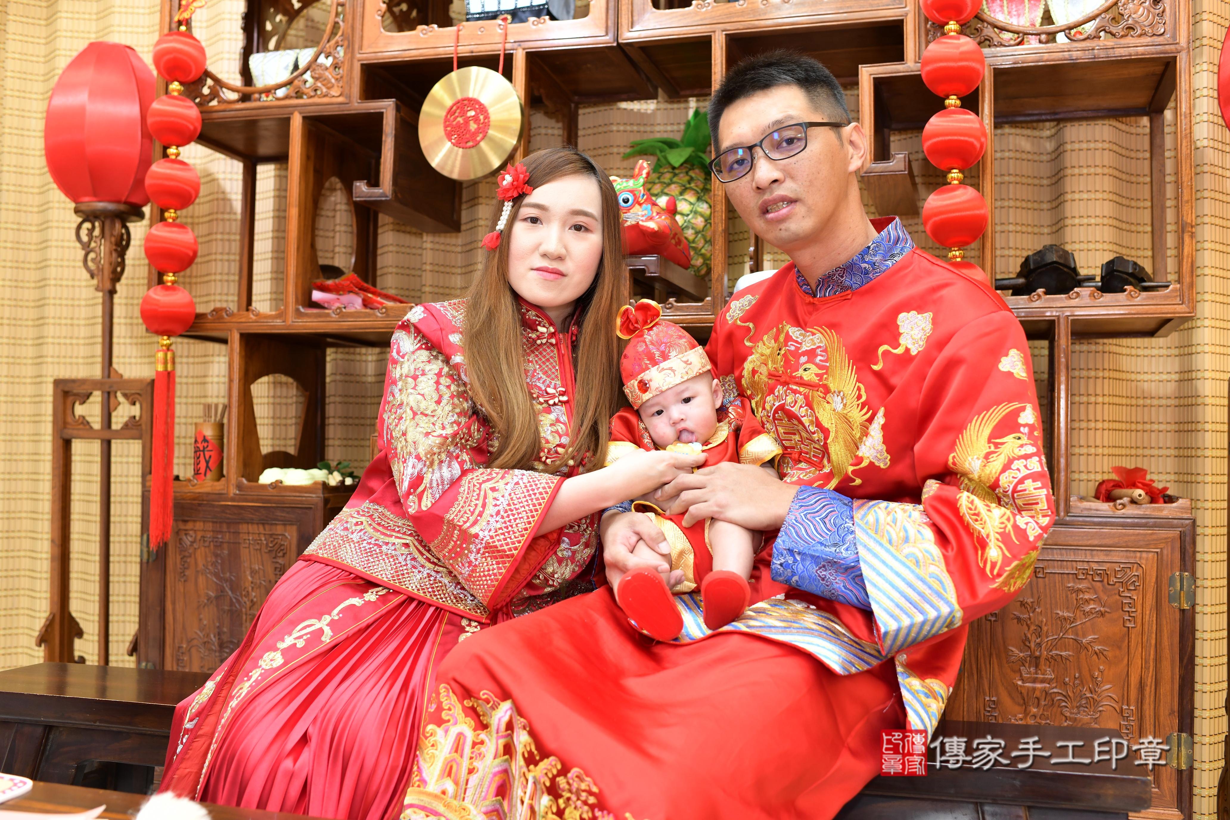傳家手工印章台南店、抓周、度脺、中國風會場、傳家嬰兒古禮、吉祥話、抓周道具物品24種、拍照。抓周證書。寶寶抓周、滿周歲、生日快樂、祝福