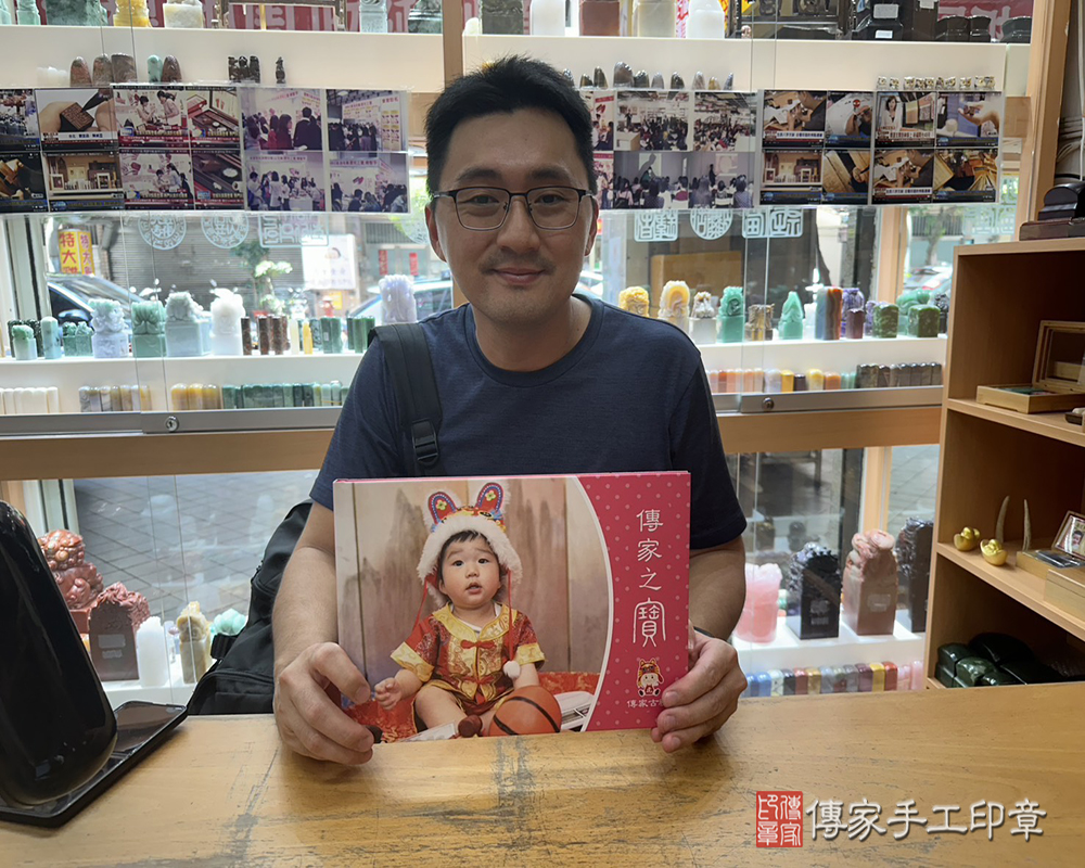 新北市新莊區辰辰寶貝抓周推薦：傳家新北店抓周度脺中國風會場，嬰兒古禮抓周流程儀式吉祥話、抓周道具物品24種、拍照。抓周證書。2025.08.05