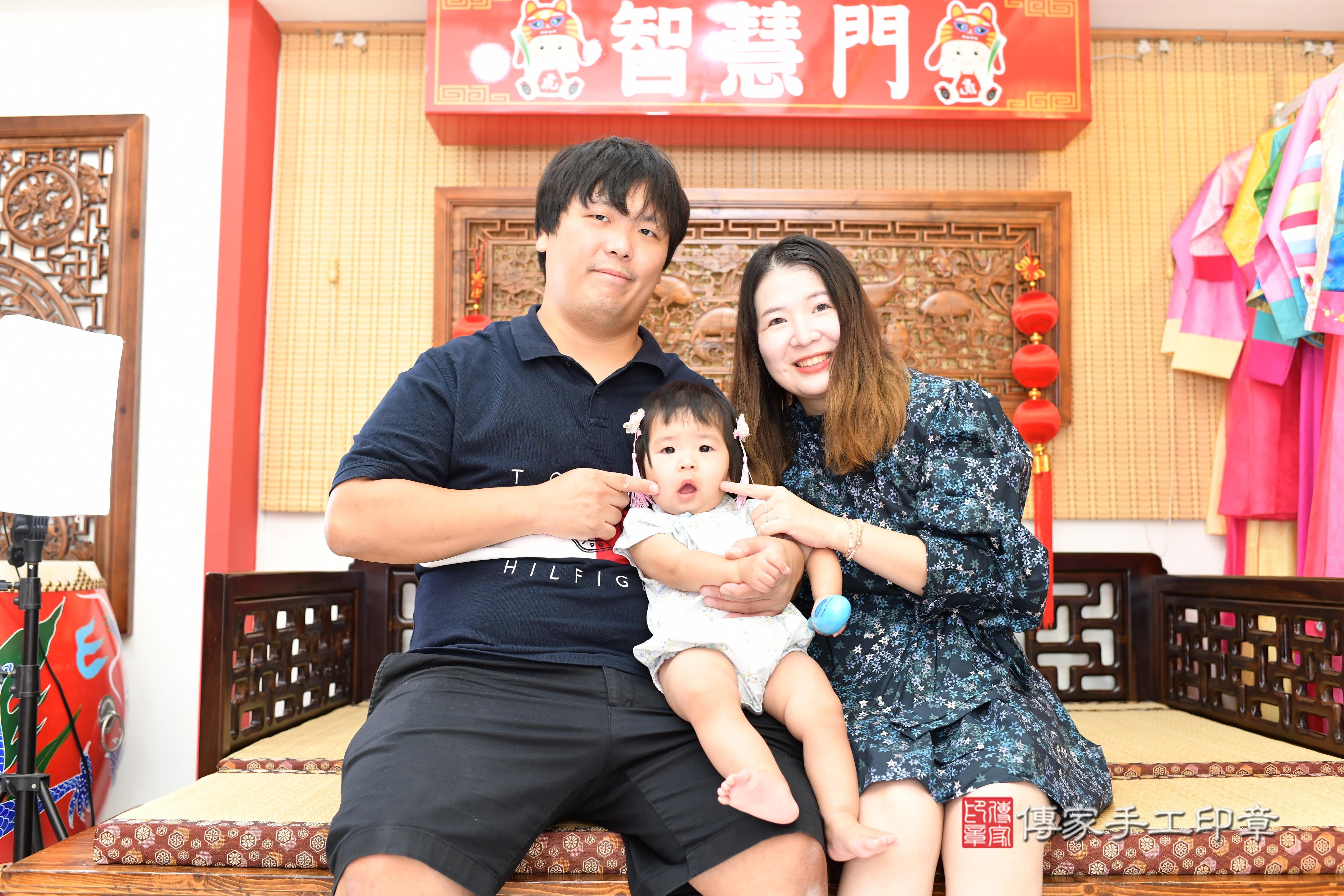 傳家手工印章台南店、抓周、度脺、中國風會場、傳家嬰兒古禮、吉祥話、抓周道具物品24種、拍照。抓周證書。寶寶抓周、滿周歲、生日快樂、祝福
