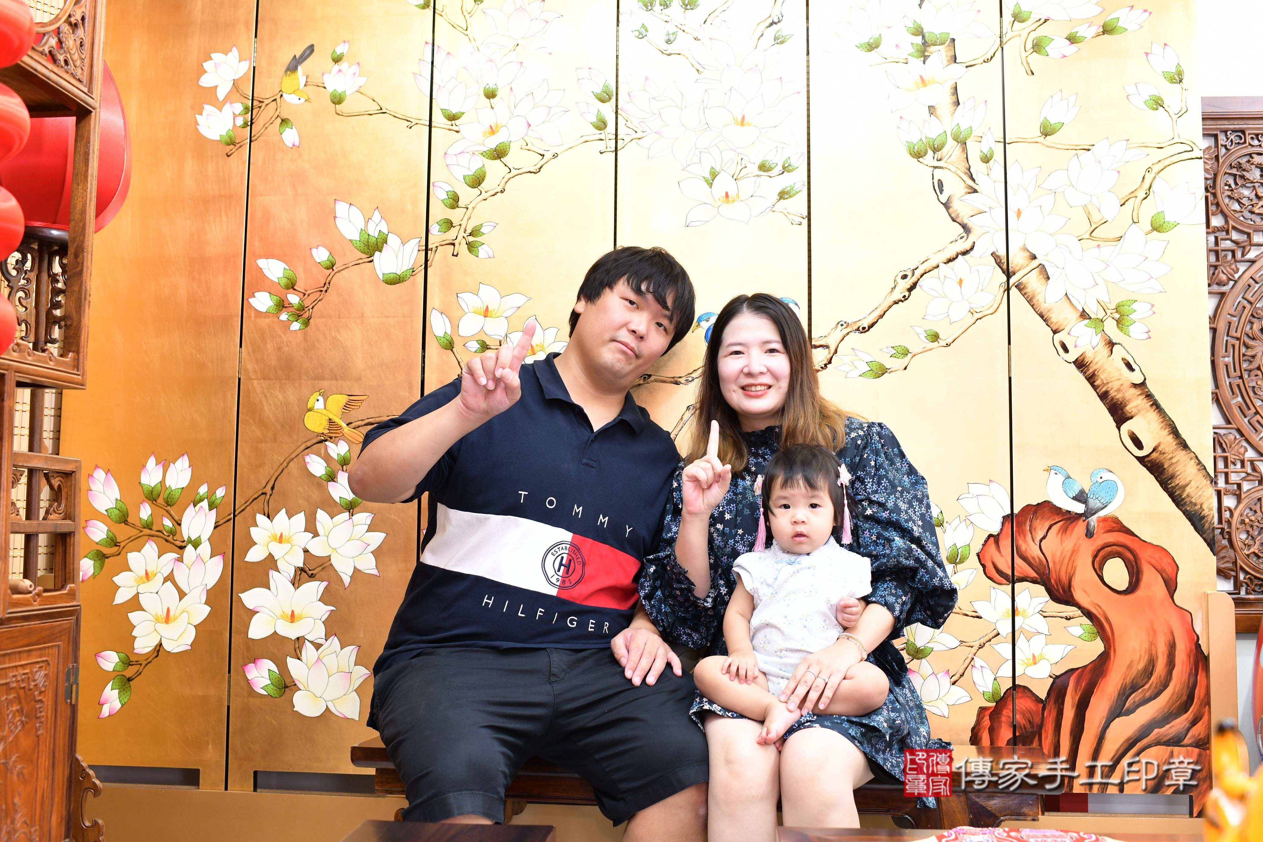 傳家手工印章台南店、抓周、度脺、中國風會場、傳家嬰兒古禮、吉祥話、抓周道具物品24種、拍照。抓周證書。寶寶抓周、滿周歲、生日快樂、祝福