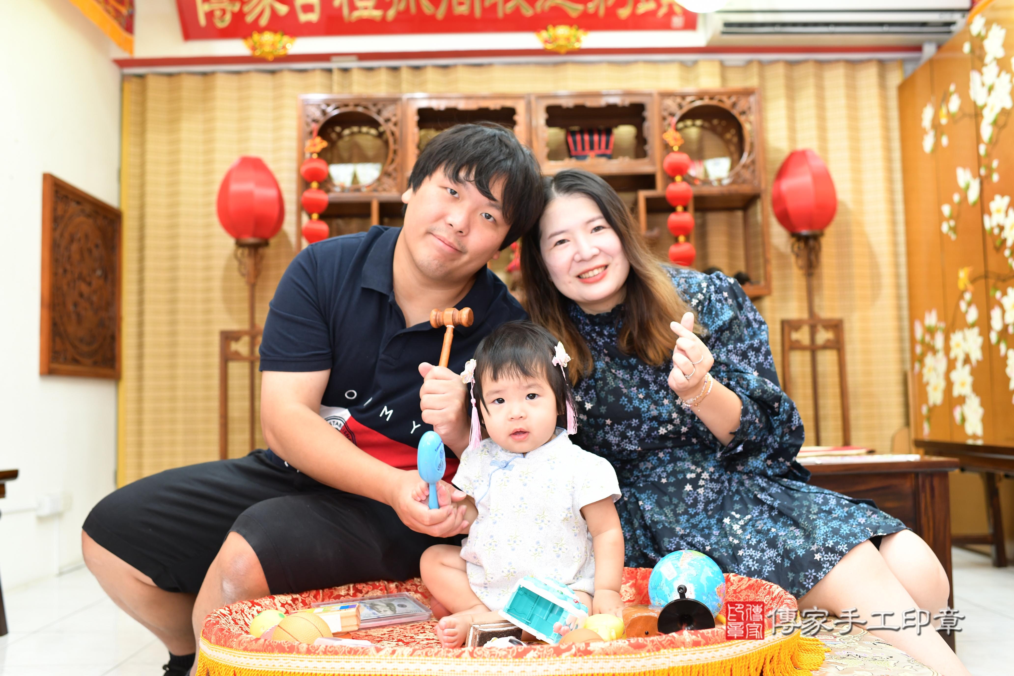 傳家手工印章台南店、抓周、度脺、中國風會場、傳家嬰兒古禮、吉祥話、抓周道具物品24種、拍照。抓周證書。寶寶抓周、滿周歲、生日快樂、祝福