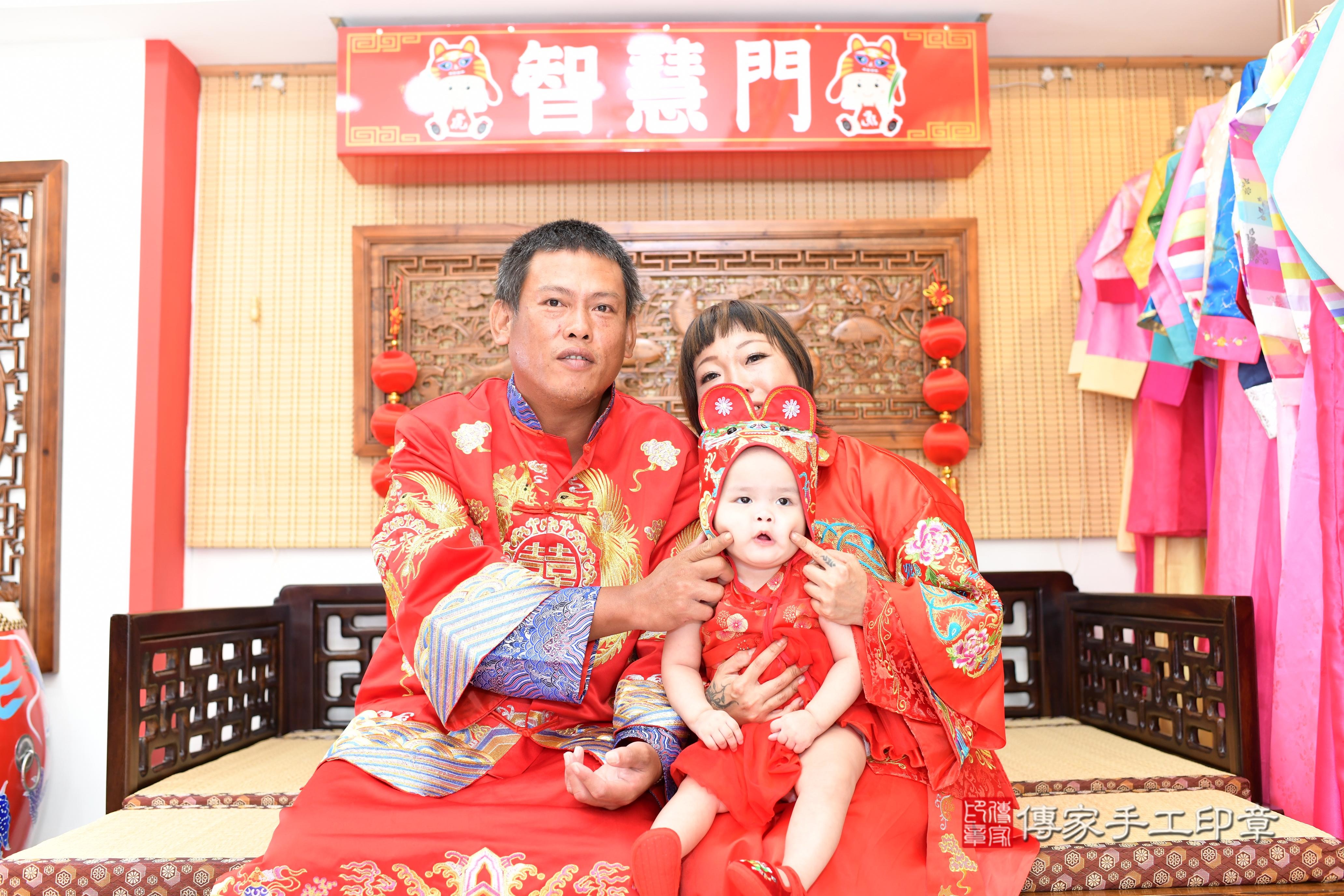 傳家手工印章台南店、抓周、度脺、中國風會場、傳家嬰兒古禮、吉祥話、抓周道具物品24種、拍照。抓周證書。寶寶抓周、滿周歲、生日快樂、祝福