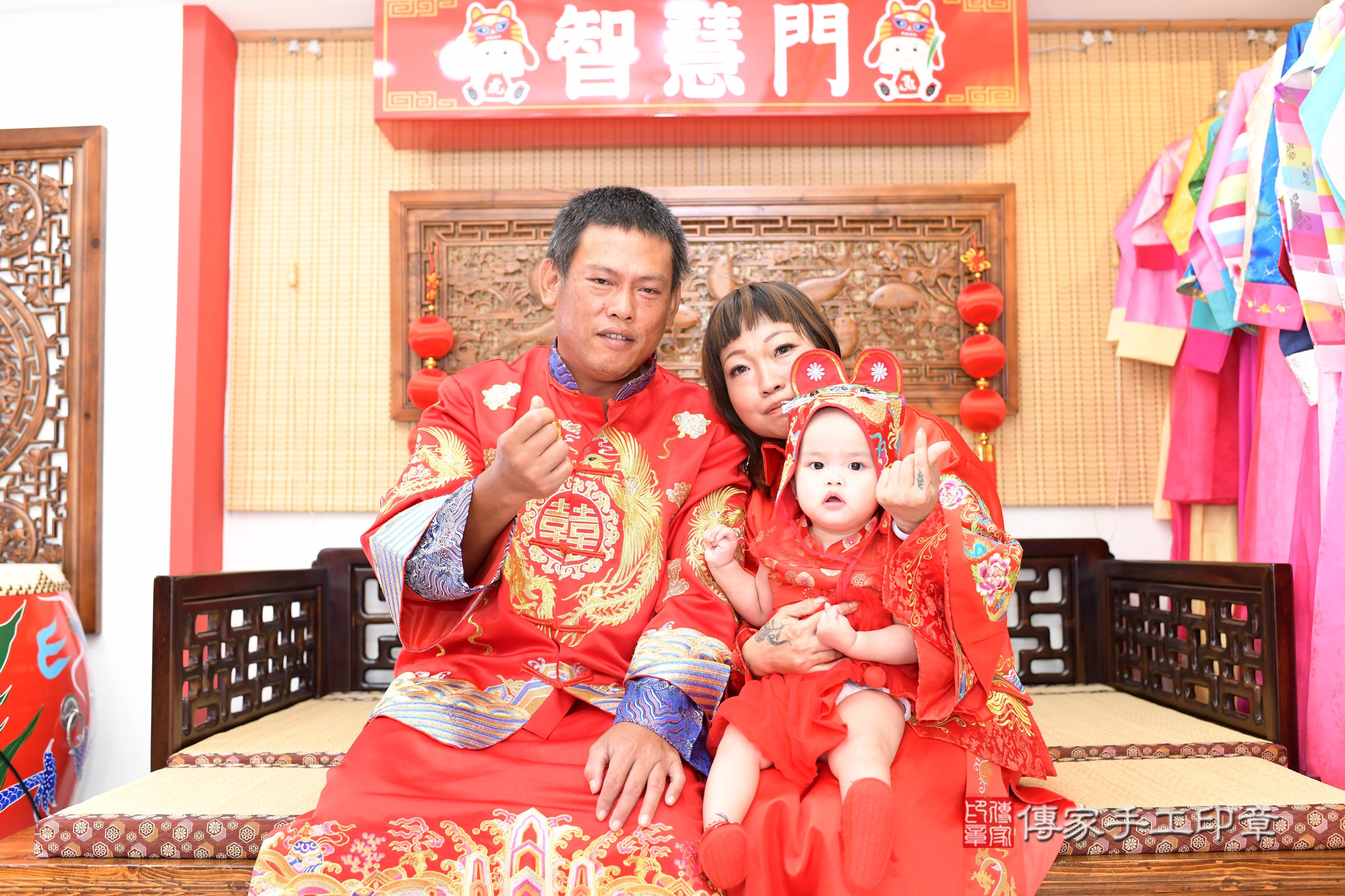 傳家手工印章台南店、抓周、度脺、中國風會場、傳家嬰兒古禮、吉祥話、抓周道具物品24種、拍照。抓周證書。寶寶抓周、滿周歲、生日快樂、祝福