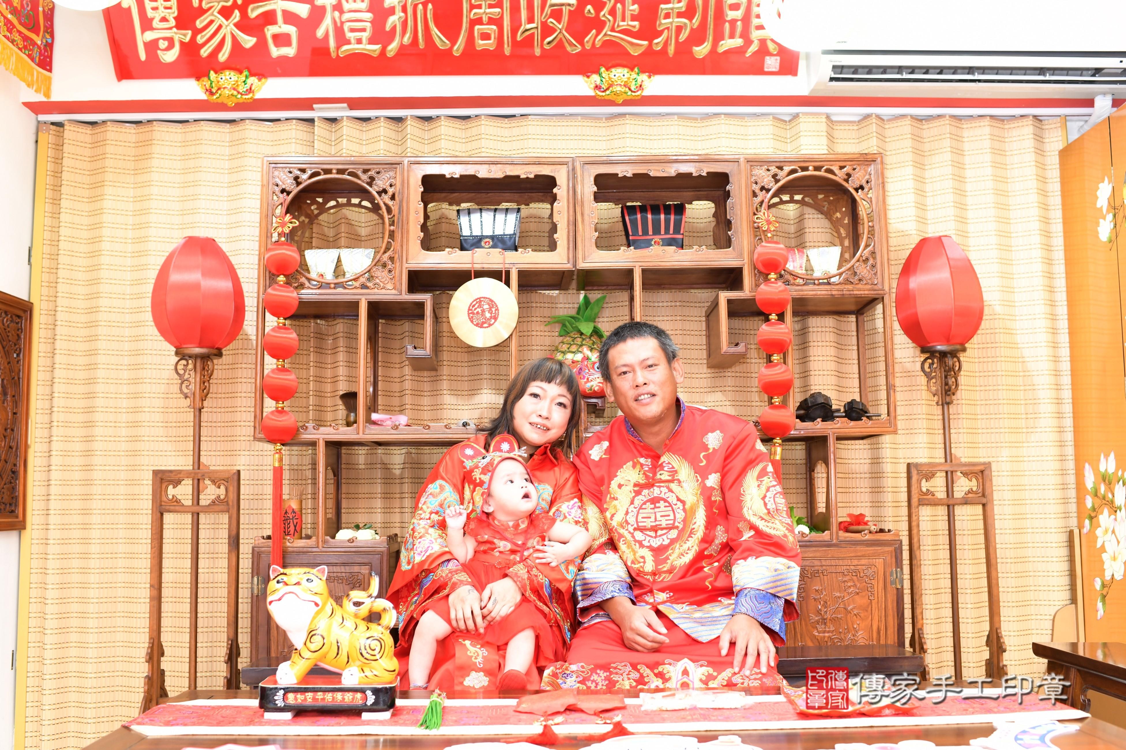 傳家手工印章台南店、抓周、度脺、中國風會場、傳家嬰兒古禮、吉祥話、抓周道具物品24種、拍照。抓周證書。寶寶抓周、滿周歲、生日快樂、祝福
