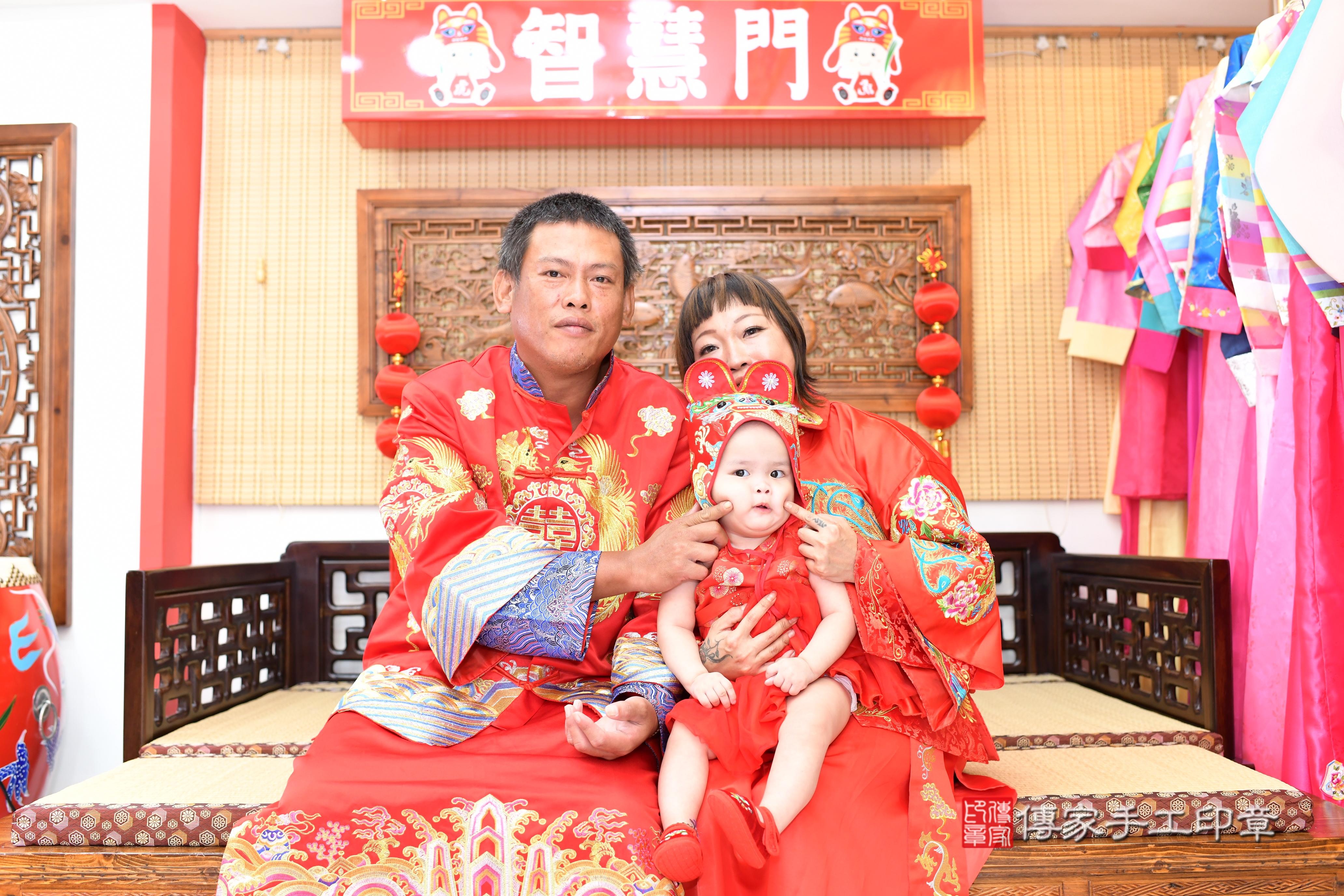 傳家手工印章台南店、抓周、度脺、中國風會場、傳家嬰兒古禮、吉祥話、抓周道具物品24種、拍照。抓周證書。寶寶抓周、滿周歲、生日快樂、祝福