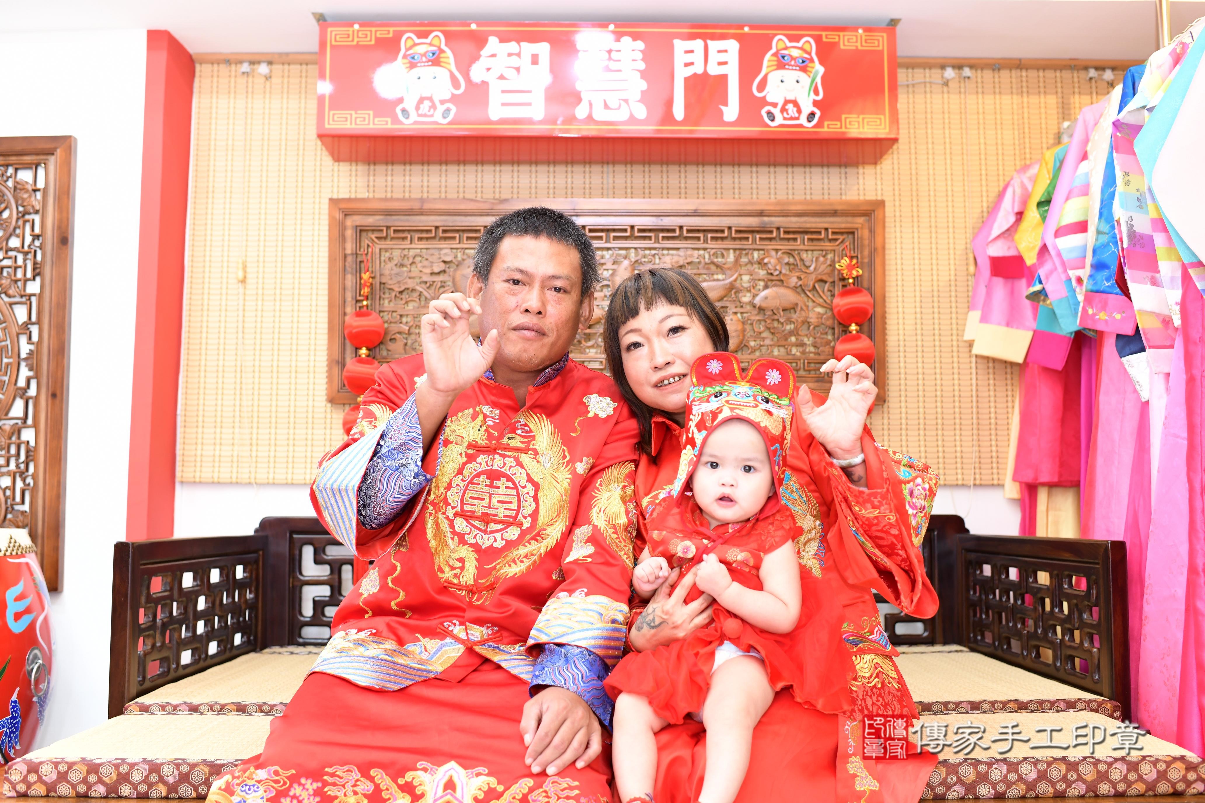 傳家手工印章台南店、抓周、度脺、中國風會場、傳家嬰兒古禮、吉祥話、抓周道具物品24種、拍照。抓周證書。寶寶抓周、滿周歲、生日快樂、祝福