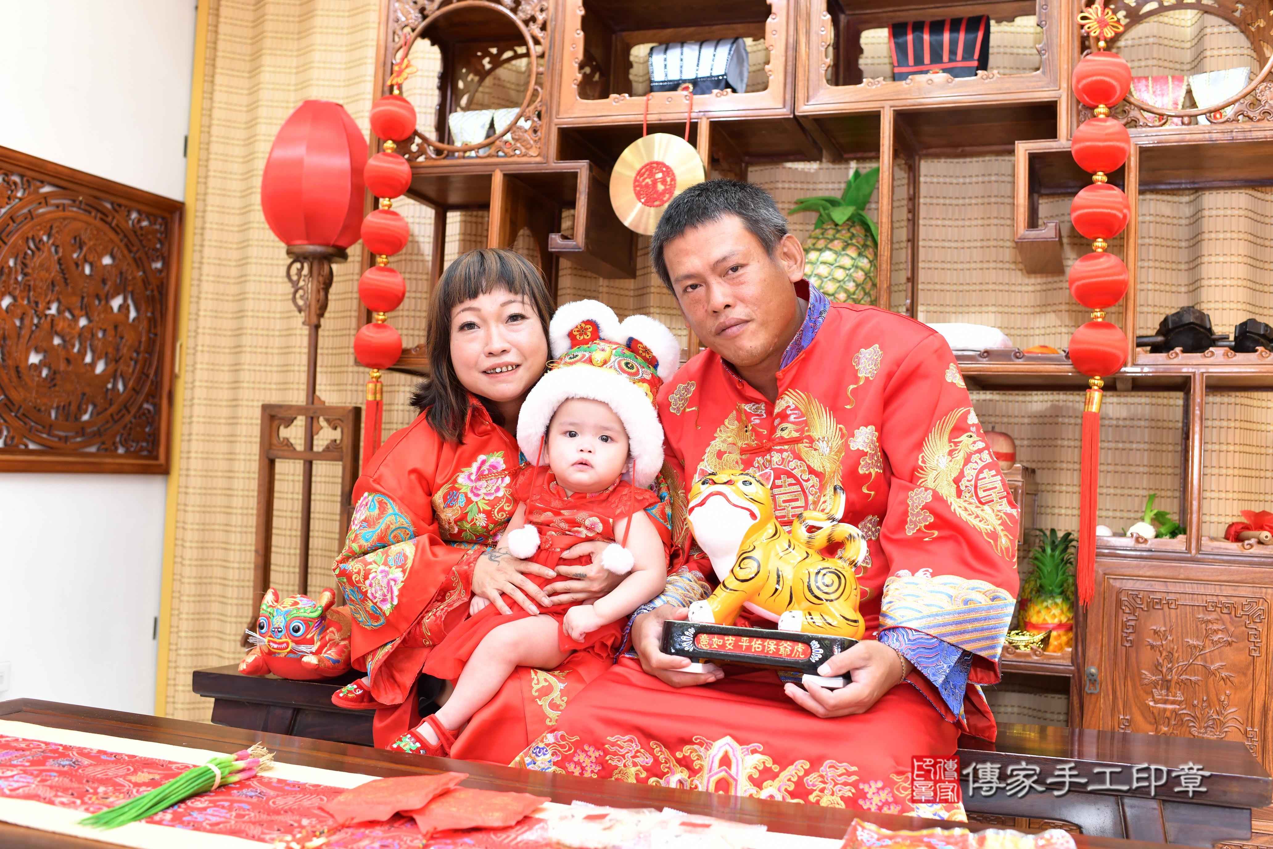 傳家手工印章台南店、抓周、度脺、中國風會場、傳家嬰兒古禮、吉祥話、抓周道具物品24種、拍照。抓周證書。寶寶抓周、滿周歲、生日快樂、祝福