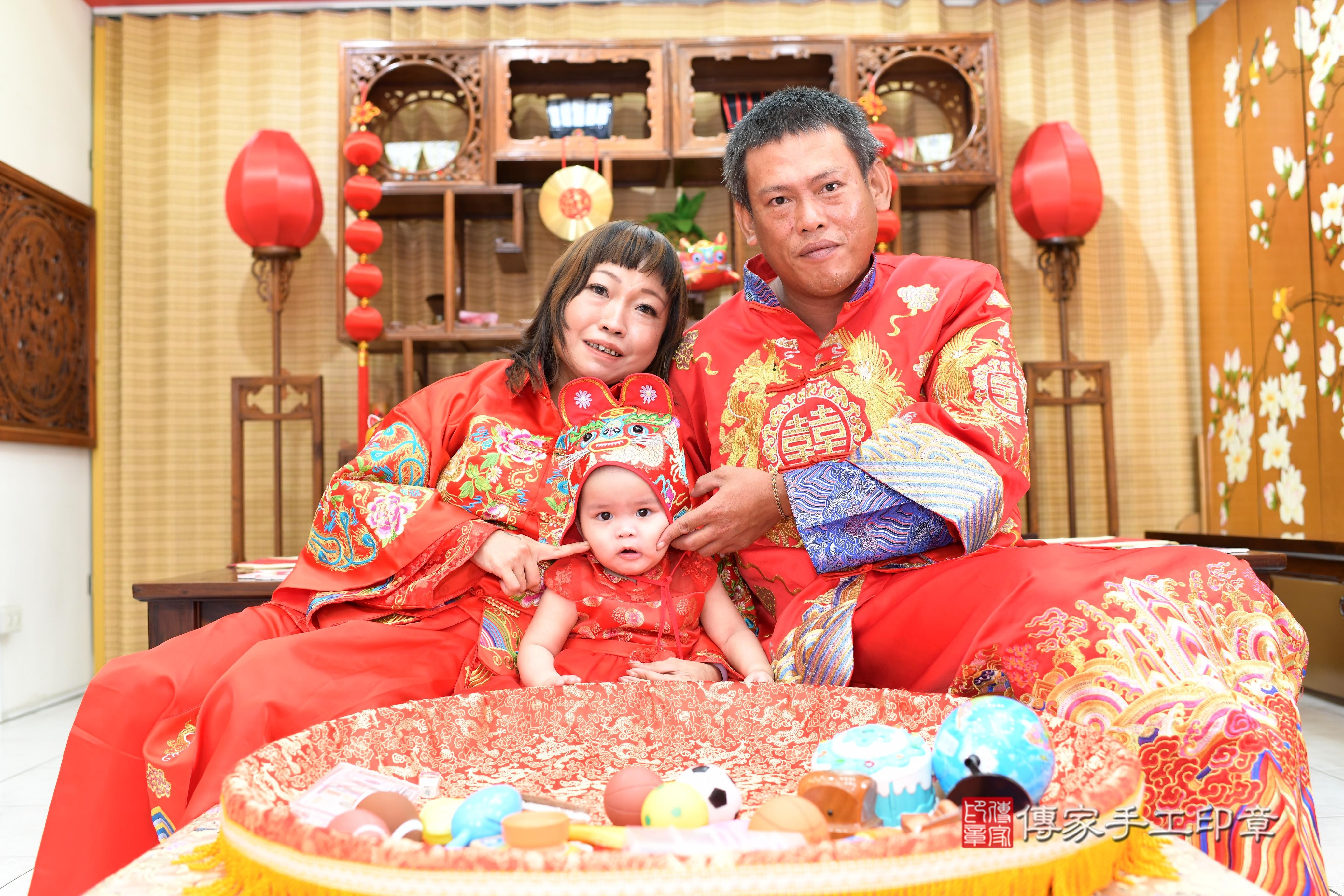 傳家手工印章台南店、抓周、度脺、中國風會場、傳家嬰兒古禮、吉祥話、抓周道具物品24種、拍照。抓周證書。寶寶抓周、滿周歲、生日快樂、祝福