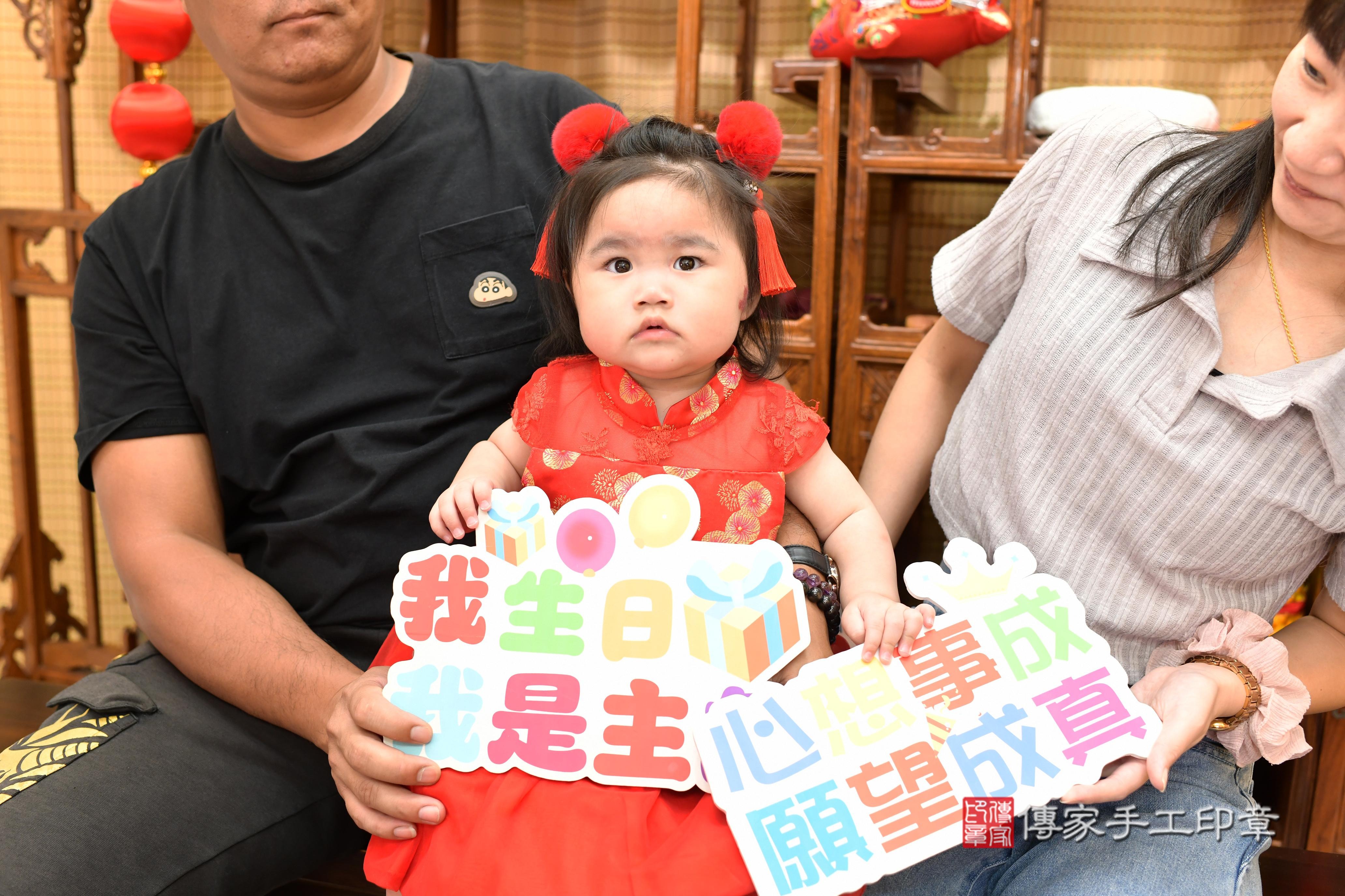 傳家手工印章台南店、抓周、度脺、中國風會場、傳家嬰兒古禮、吉祥話、抓周道具物品24種、拍照。抓周證書。寶寶抓周、滿周歲、生日快樂、祝福