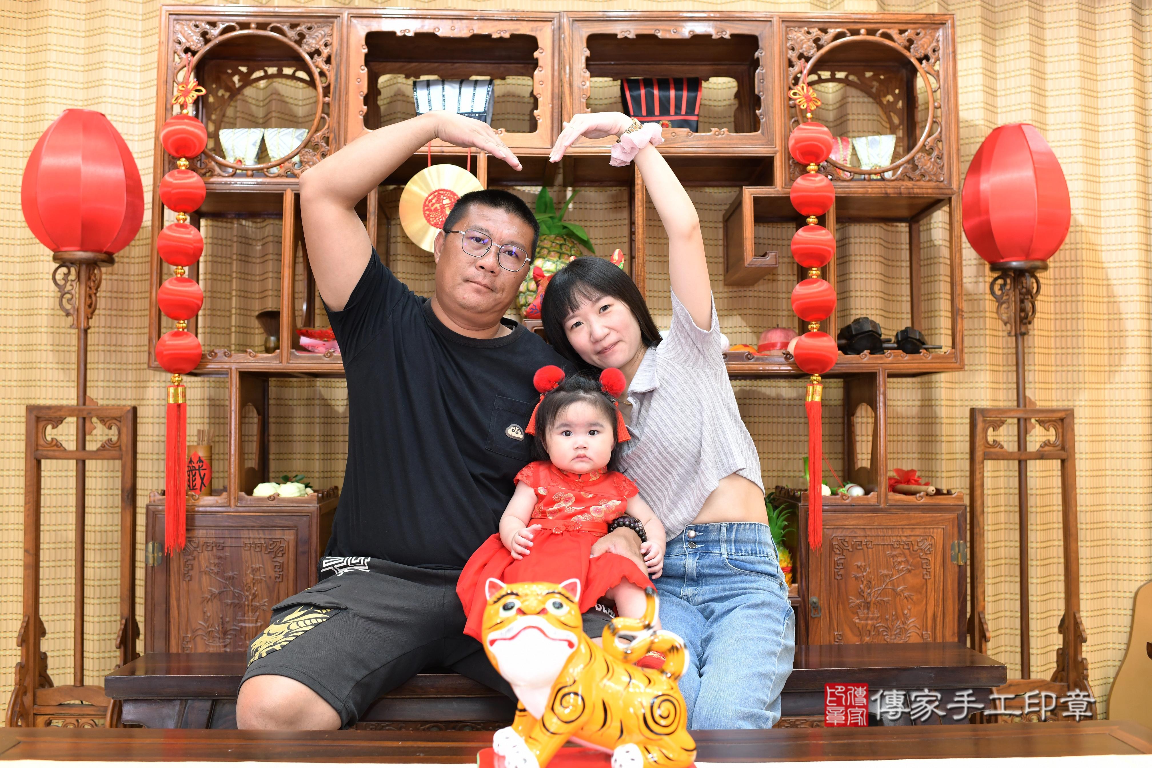 傳家手工印章台南店、抓周、度脺、中國風會場、傳家嬰兒古禮、吉祥話、抓周道具物品24種、拍照。抓周證書。寶寶抓周、滿周歲、生日快樂、祝福