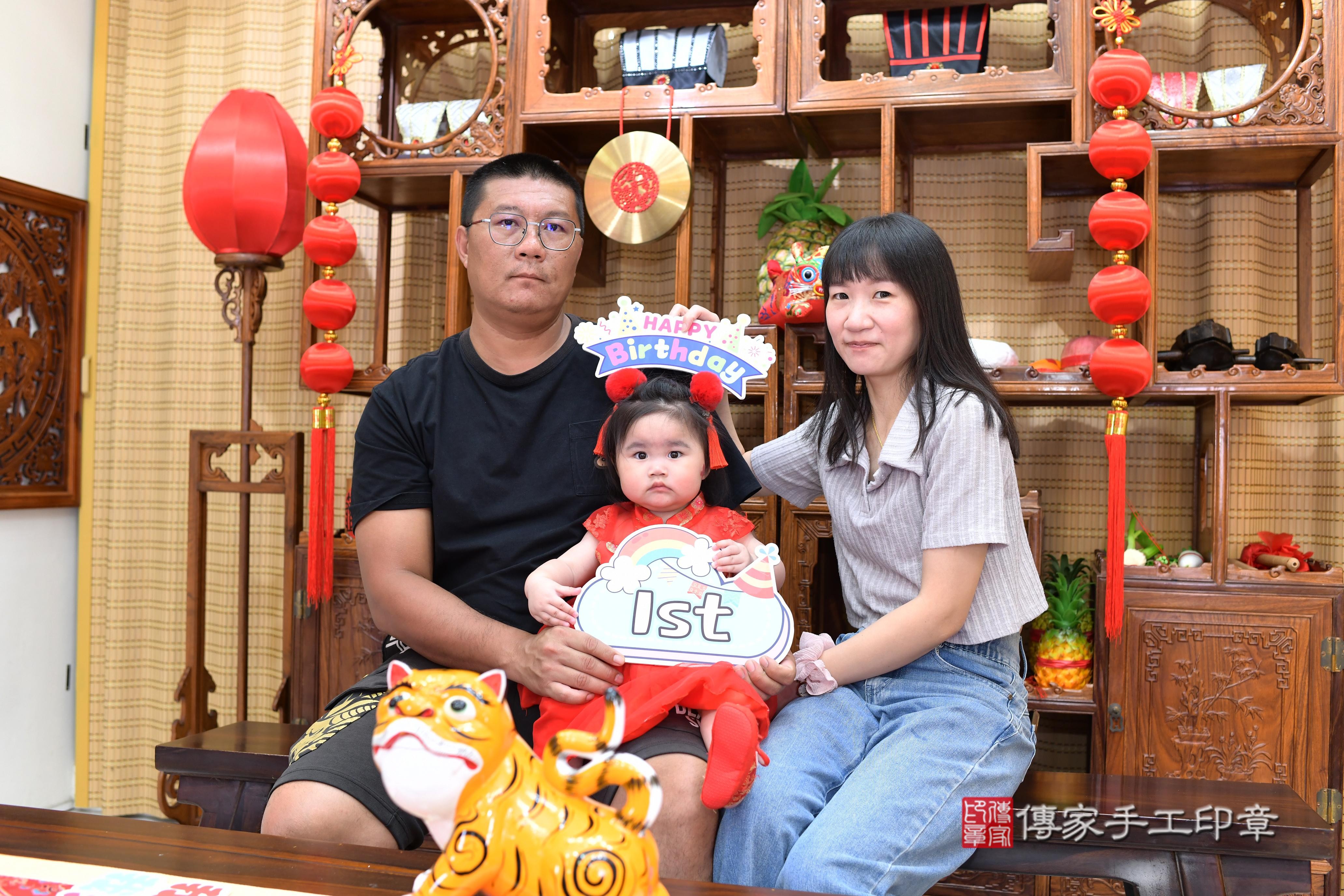 傳家手工印章台南店、抓周、度脺、中國風會場、傳家嬰兒古禮、吉祥話、抓周道具物品24種、拍照。抓周證書。寶寶抓周、滿周歲、生日快樂、祝福
