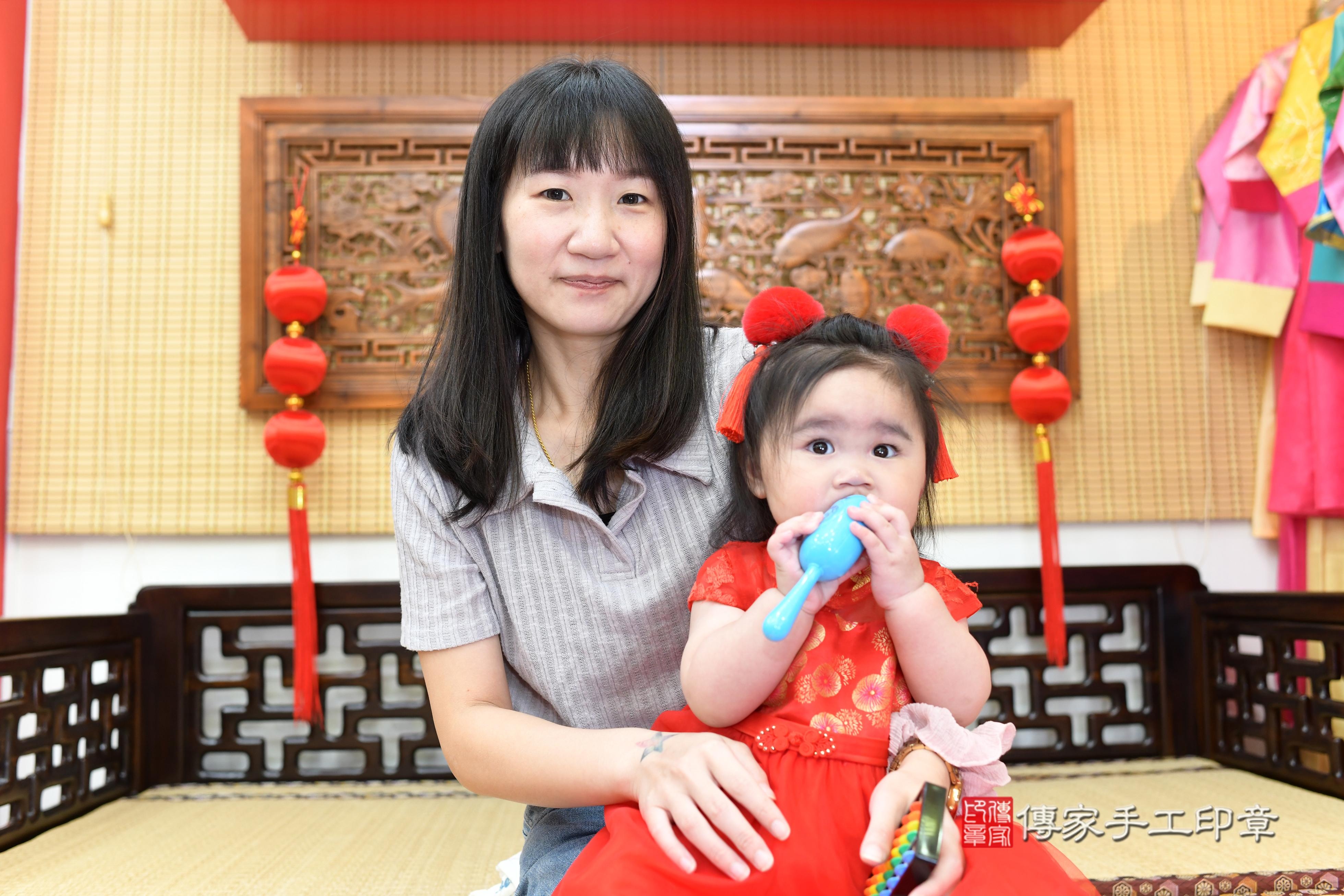 傳家手工印章台南店、抓周、度脺、中國風會場、傳家嬰兒古禮、吉祥話、抓周道具物品24種、拍照。抓周證書。寶寶抓周、滿周歲、生日快樂、祝福