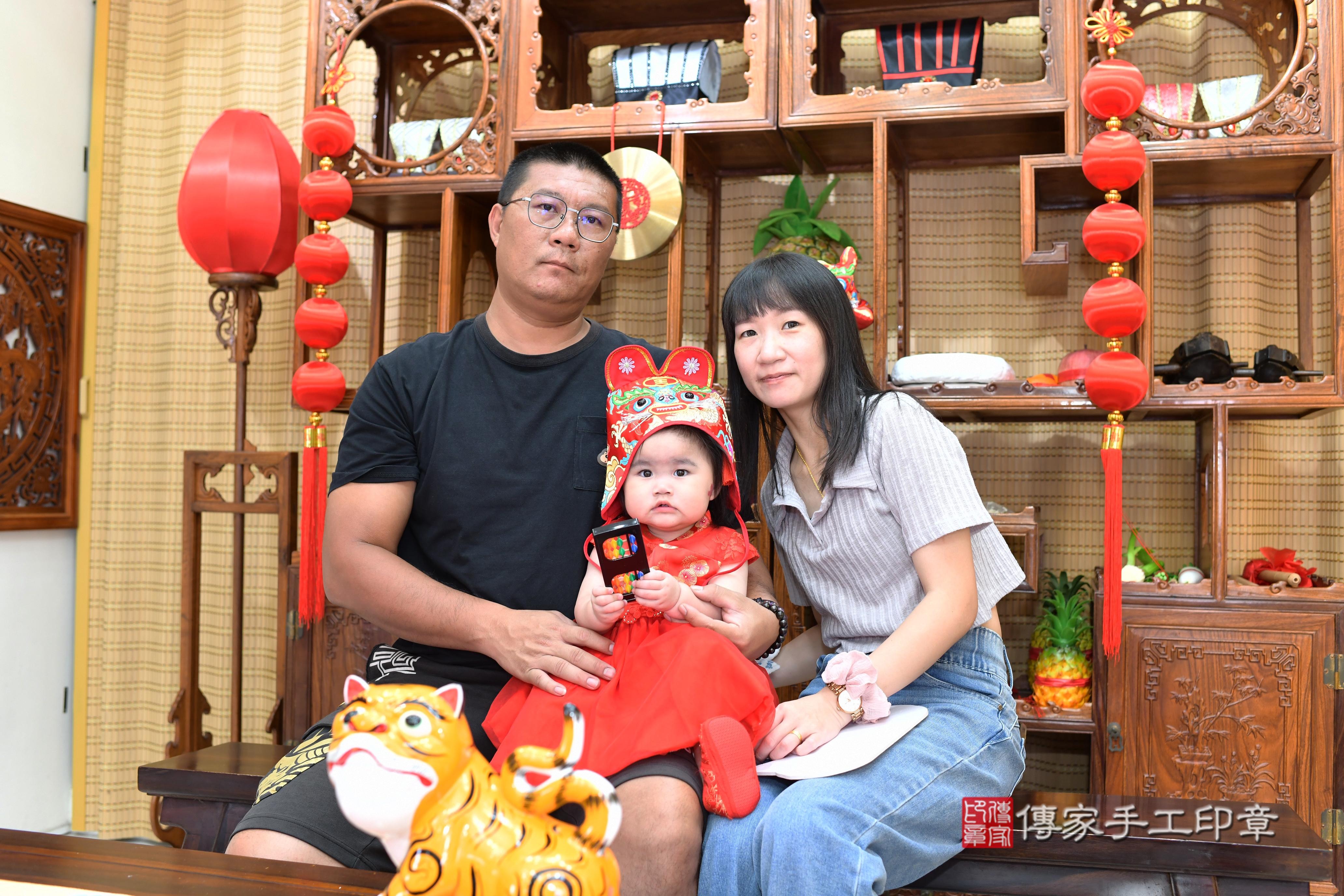 傳家手工印章台南店、抓周、度脺、中國風會場、傳家嬰兒古禮、吉祥話、抓周道具物品24種、拍照。抓周證書。寶寶抓周、滿周歲、生日快樂、祝福
