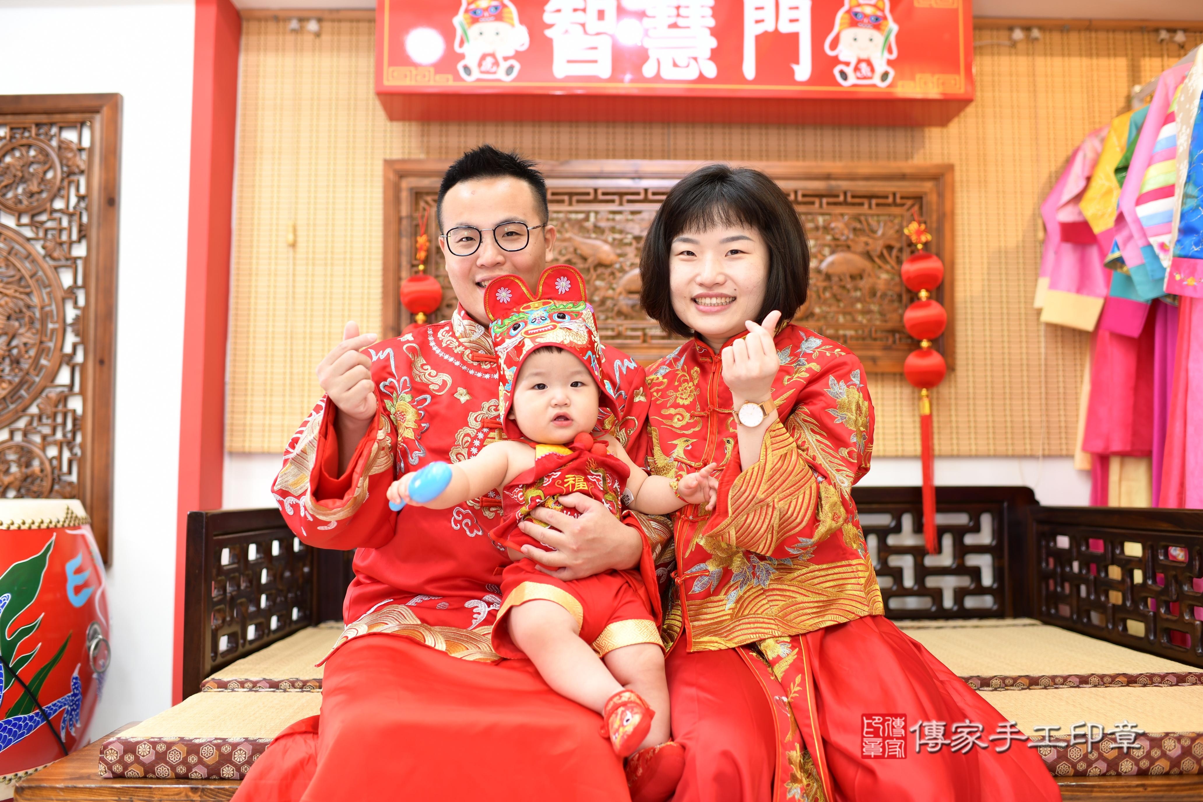 傳家手工印章台南店、抓周、度脺、中國風會場、傳家嬰兒古禮、吉祥話、抓周道具物品24種、拍照。抓周證書。寶寶抓周、滿周歲、生日快樂、祝福