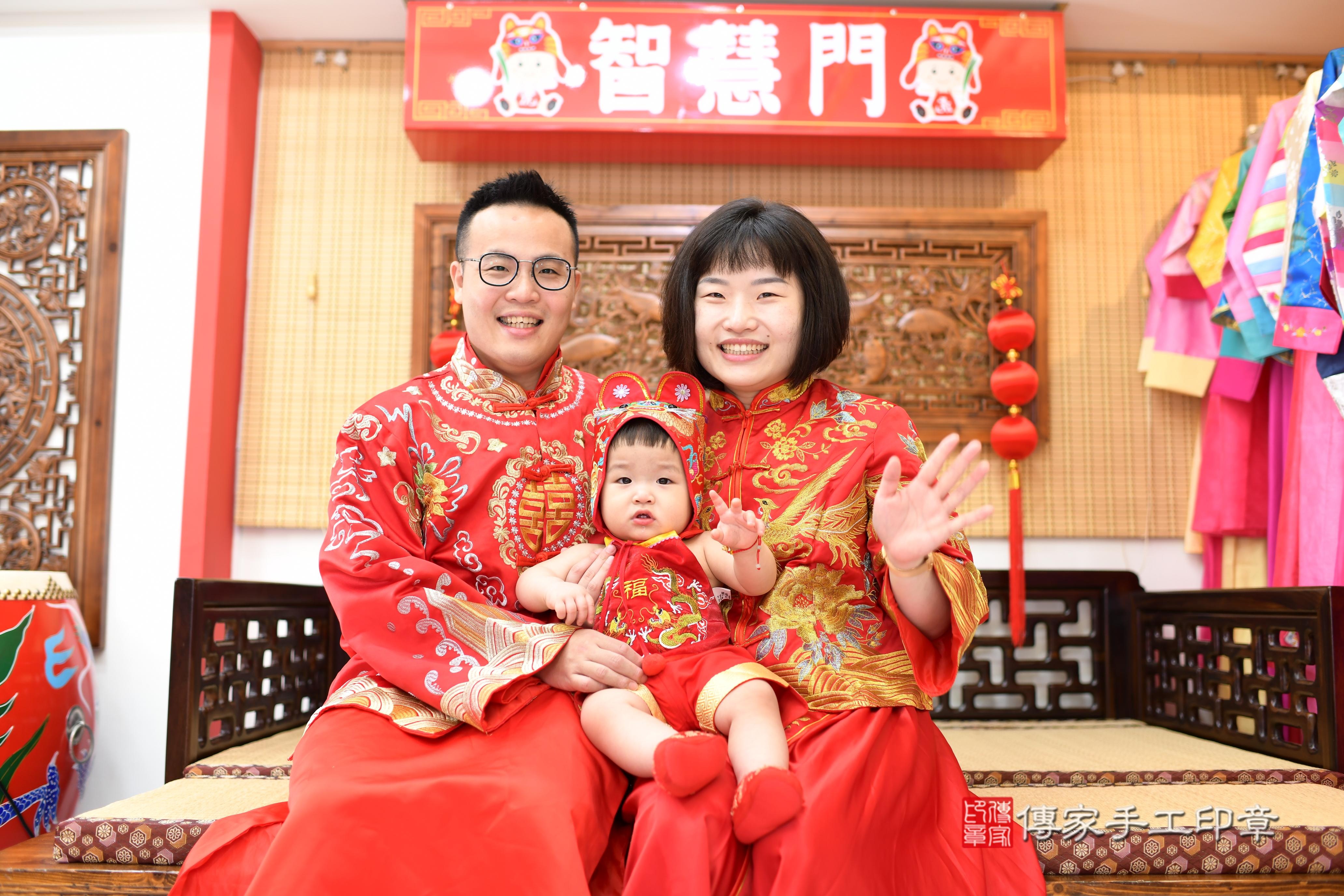 傳家手工印章台南店、抓周、度脺、中國風會場、傳家嬰兒古禮、吉祥話、抓周道具物品24種、拍照。抓周證書。寶寶抓周、滿周歲、生日快樂、祝福