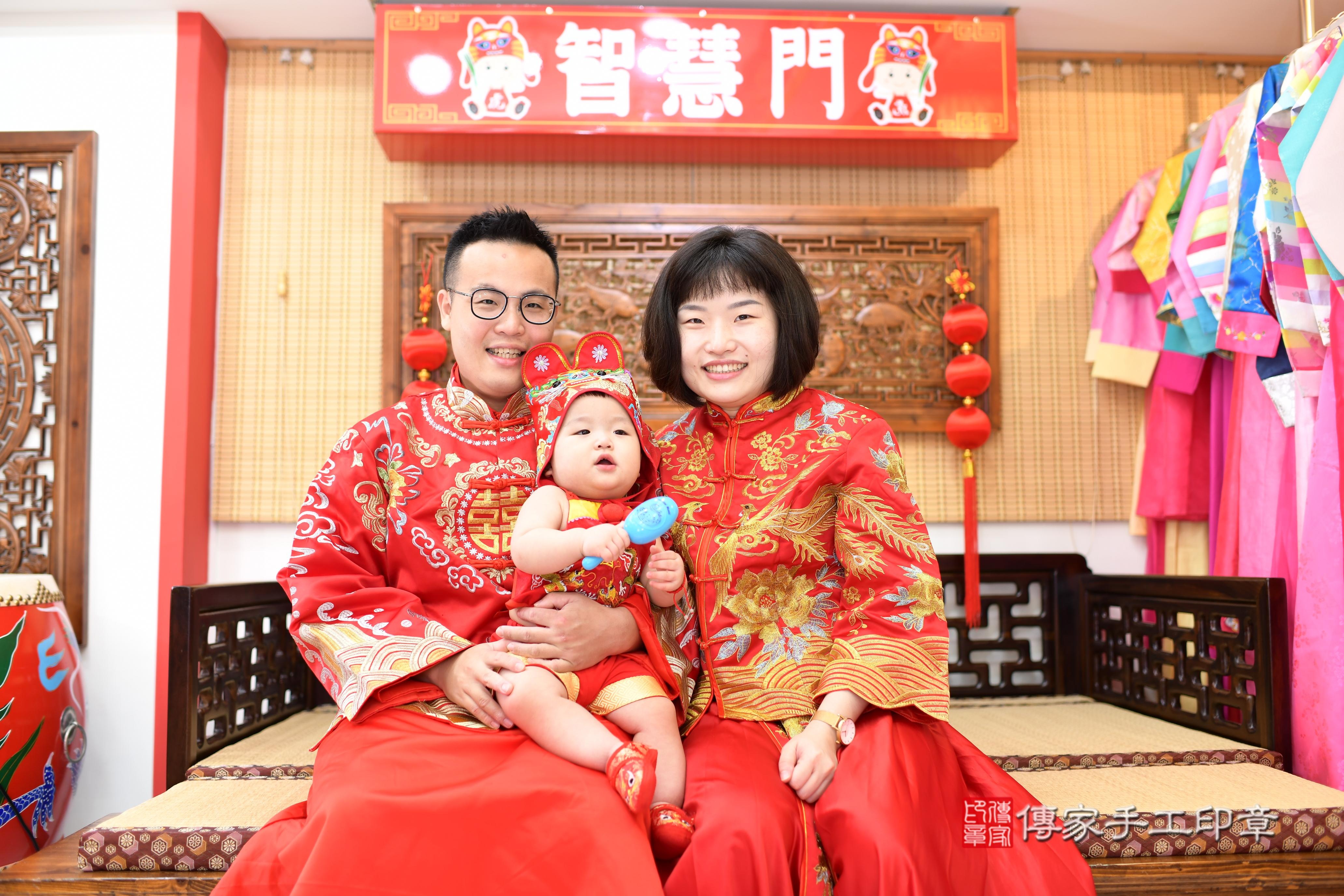 傳家手工印章台南店、抓周、度脺、中國風會場、傳家嬰兒古禮、吉祥話、抓周道具物品24種、拍照。抓周證書。寶寶抓周、滿周歲、生日快樂、祝福