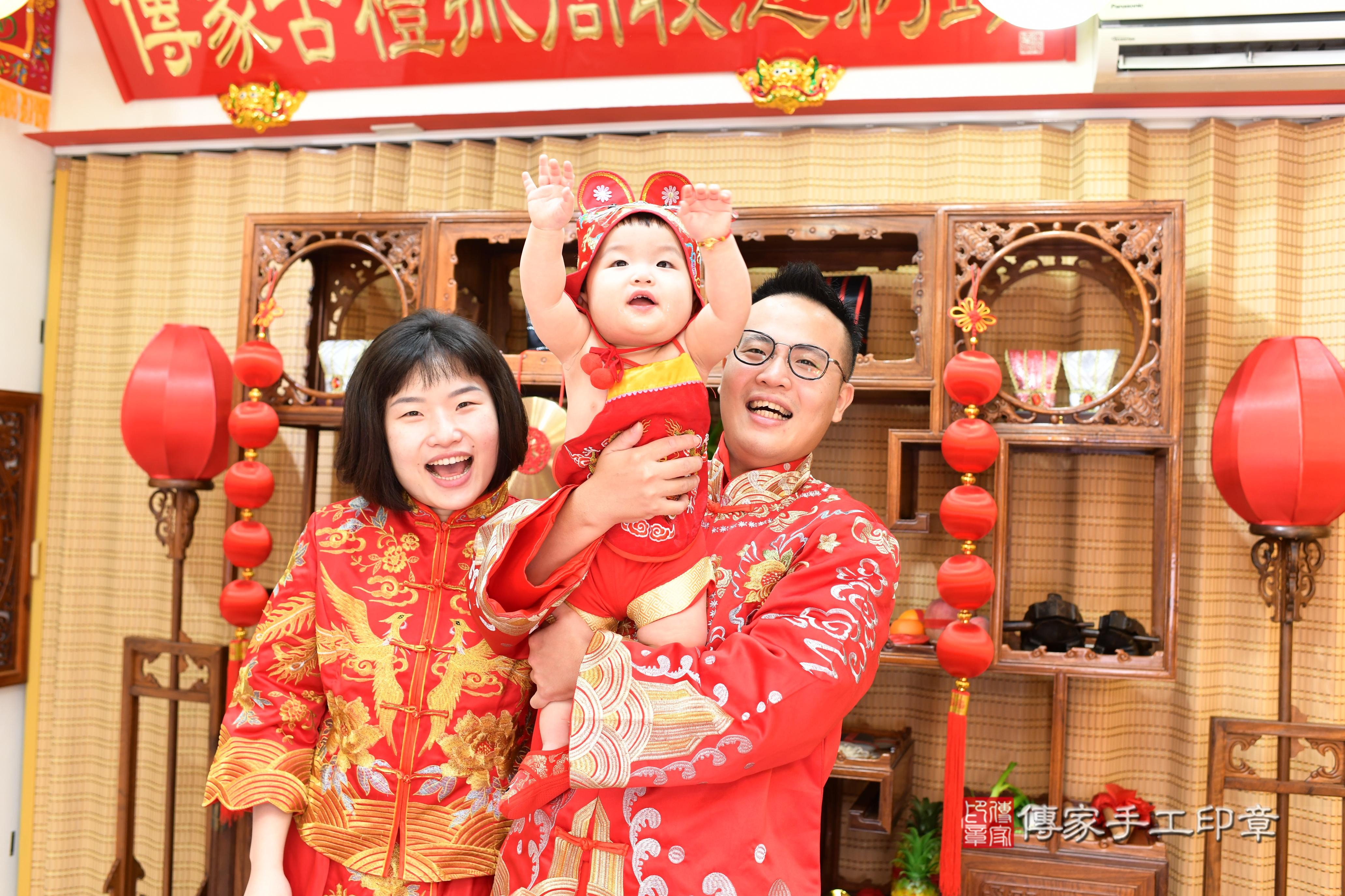 傳家手工印章台南店、抓周、度脺、中國風會場、傳家嬰兒古禮、吉祥話、抓周道具物品24種、拍照。抓周證書。寶寶抓周、滿周歲、生日快樂、祝福