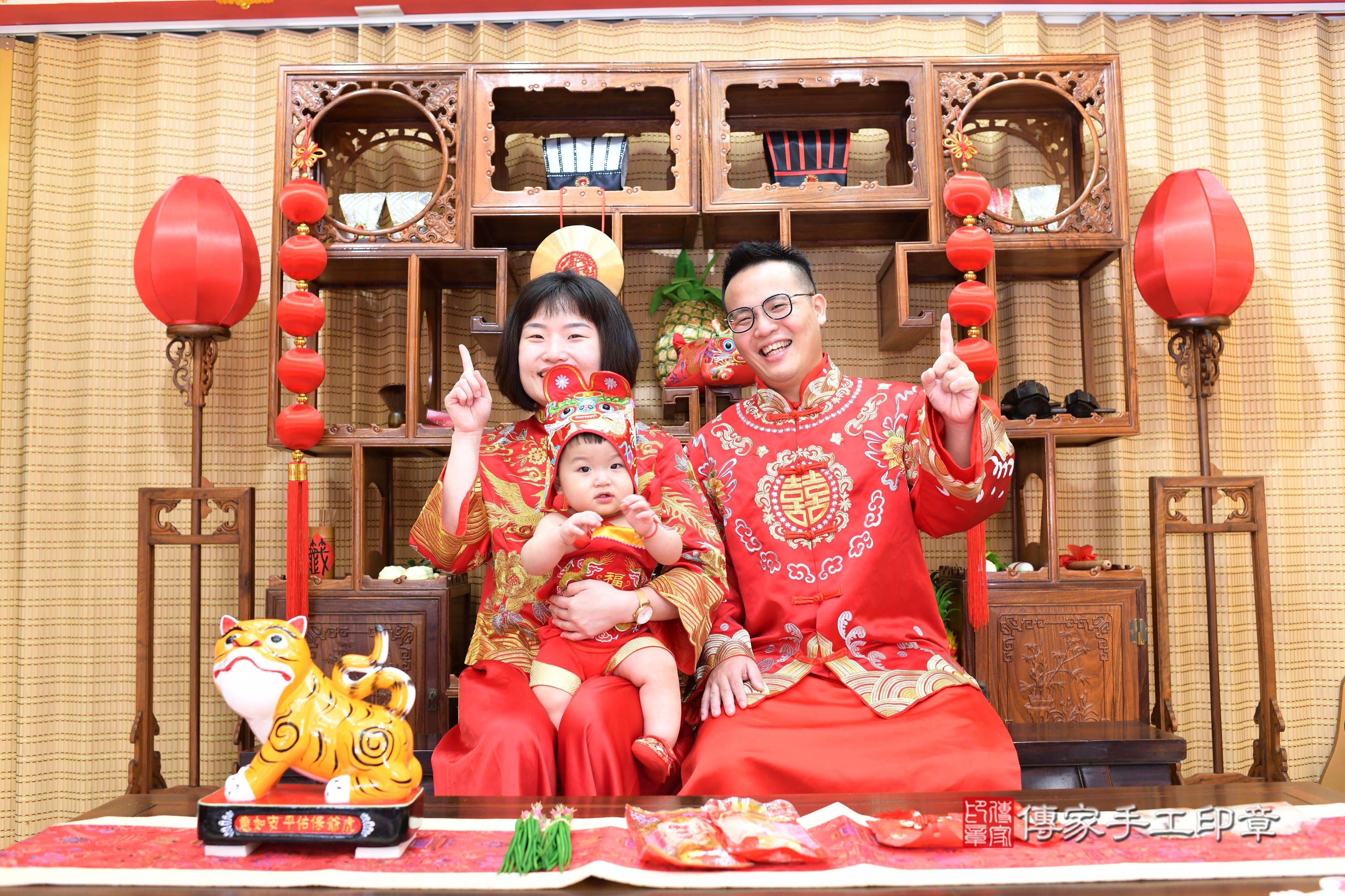傳家手工印章台南店、抓周、度脺、中國風會場、傳家嬰兒古禮、吉祥話、抓周道具物品24種、拍照。抓周證書。寶寶抓周、滿周歲、生日快樂、祝福
