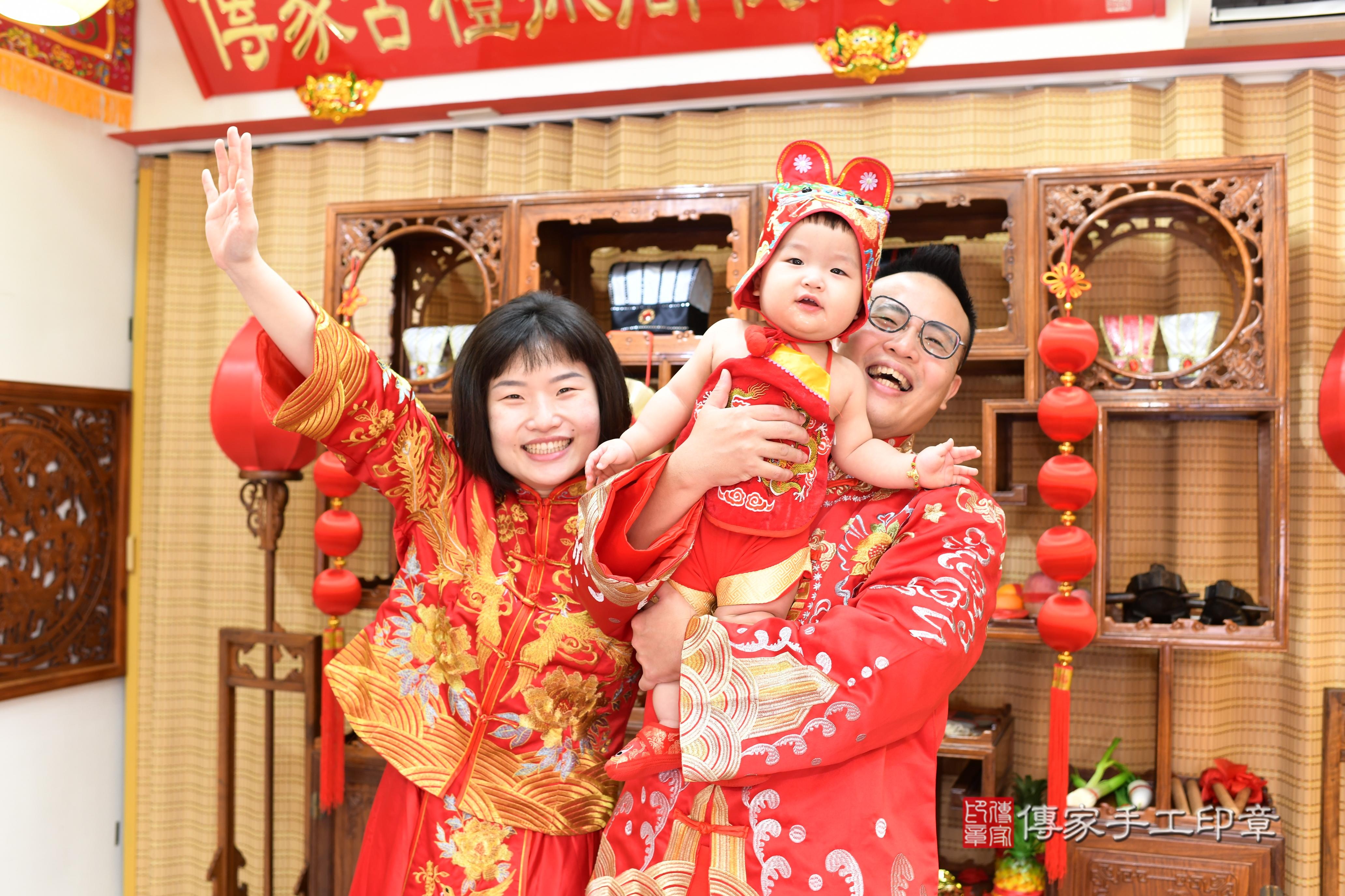 傳家手工印章台南店、抓周、度脺、中國風會場、傳家嬰兒古禮、吉祥話、抓周道具物品24種、拍照。抓周證書。寶寶抓周、滿周歲、生日快樂、祝福