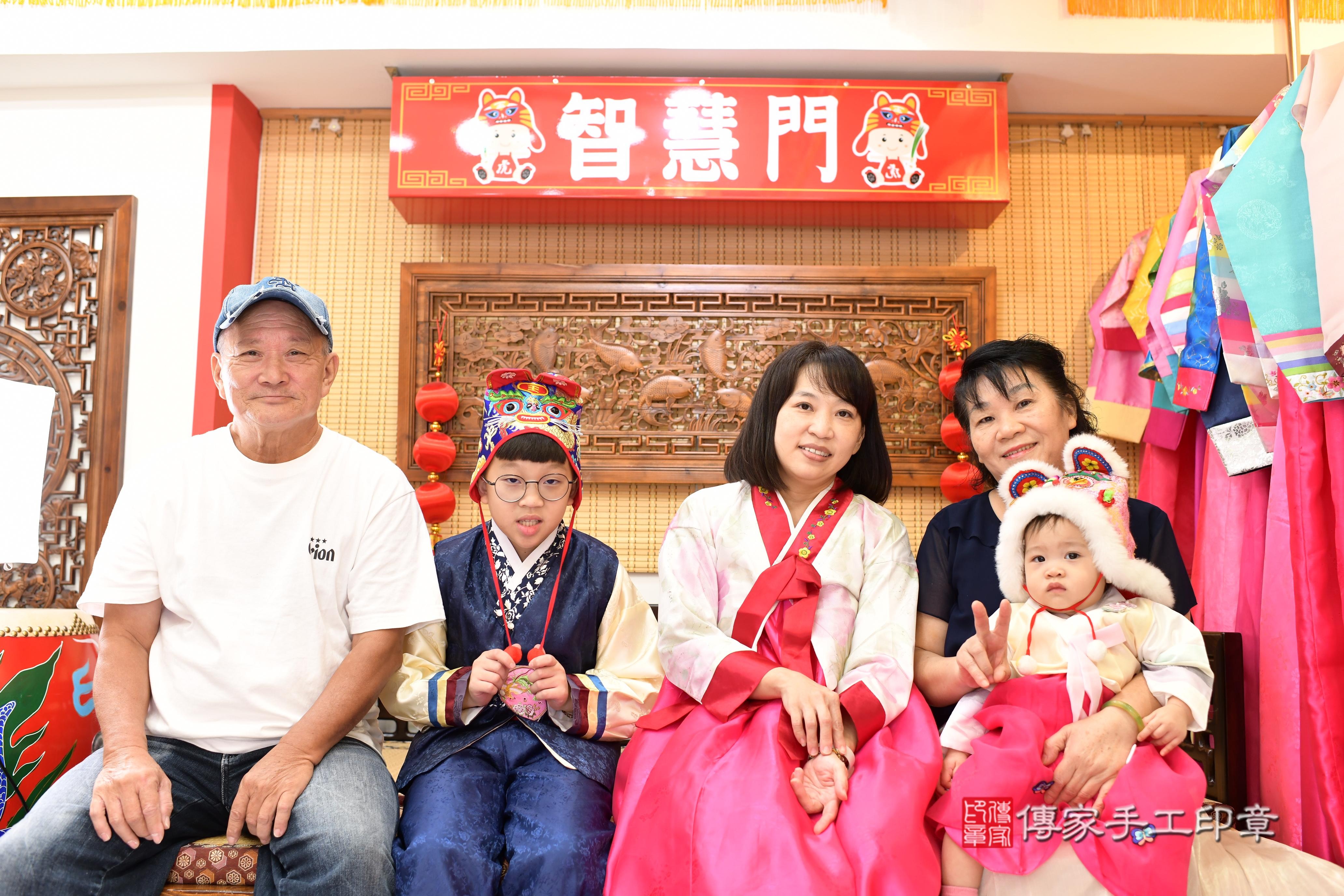 傳家手工印章台南店、抓周、度脺、中國風會場、傳家嬰兒古禮、吉祥話、抓周道具物品24種、拍照。抓周證書。寶寶抓周、滿周歲、生日快樂、祝福