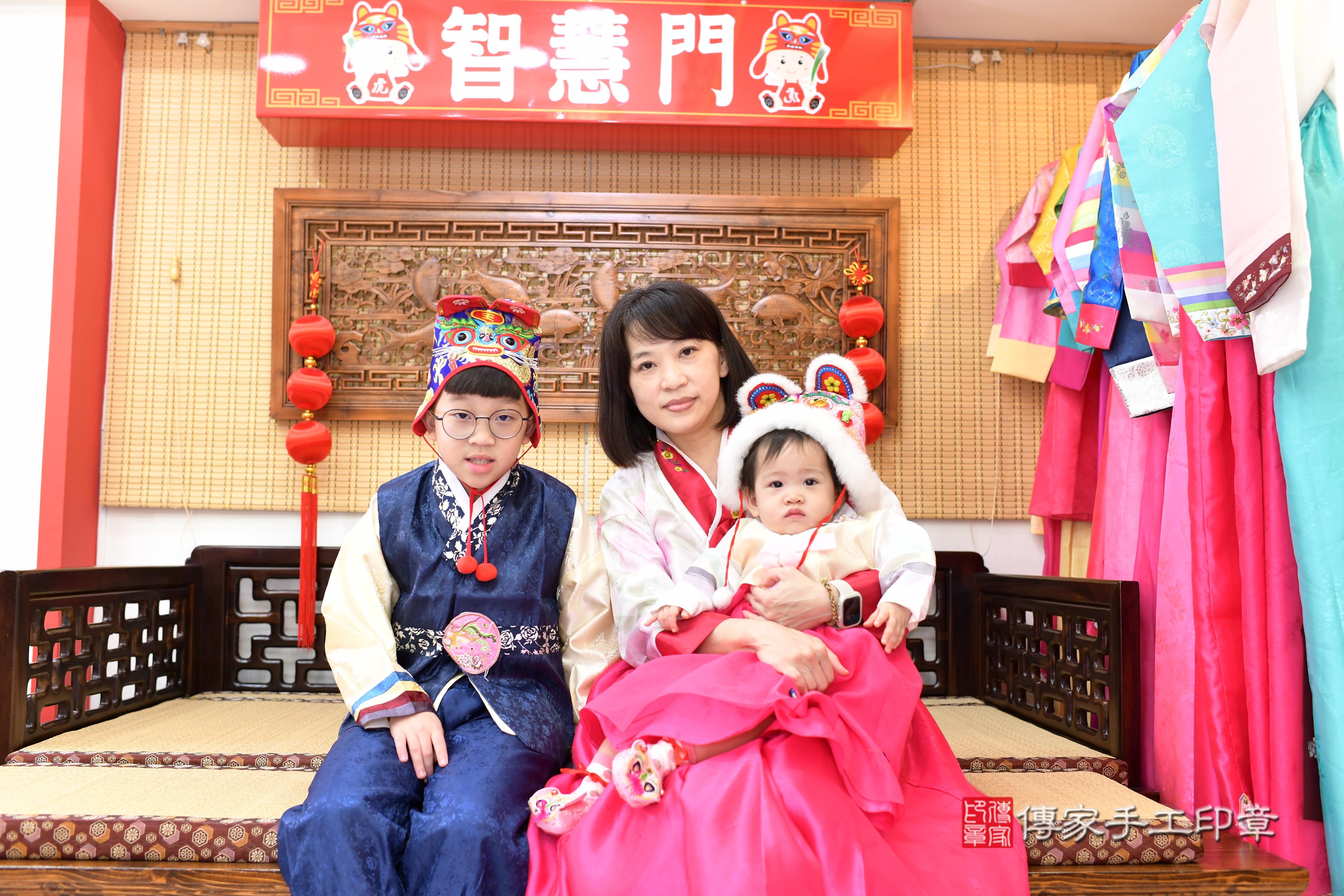 傳家手工印章台南店、抓周、度脺、中國風會場、傳家嬰兒古禮、吉祥話、抓周道具物品24種、拍照。抓周證書。寶寶抓周、滿周歲、生日快樂、祝福