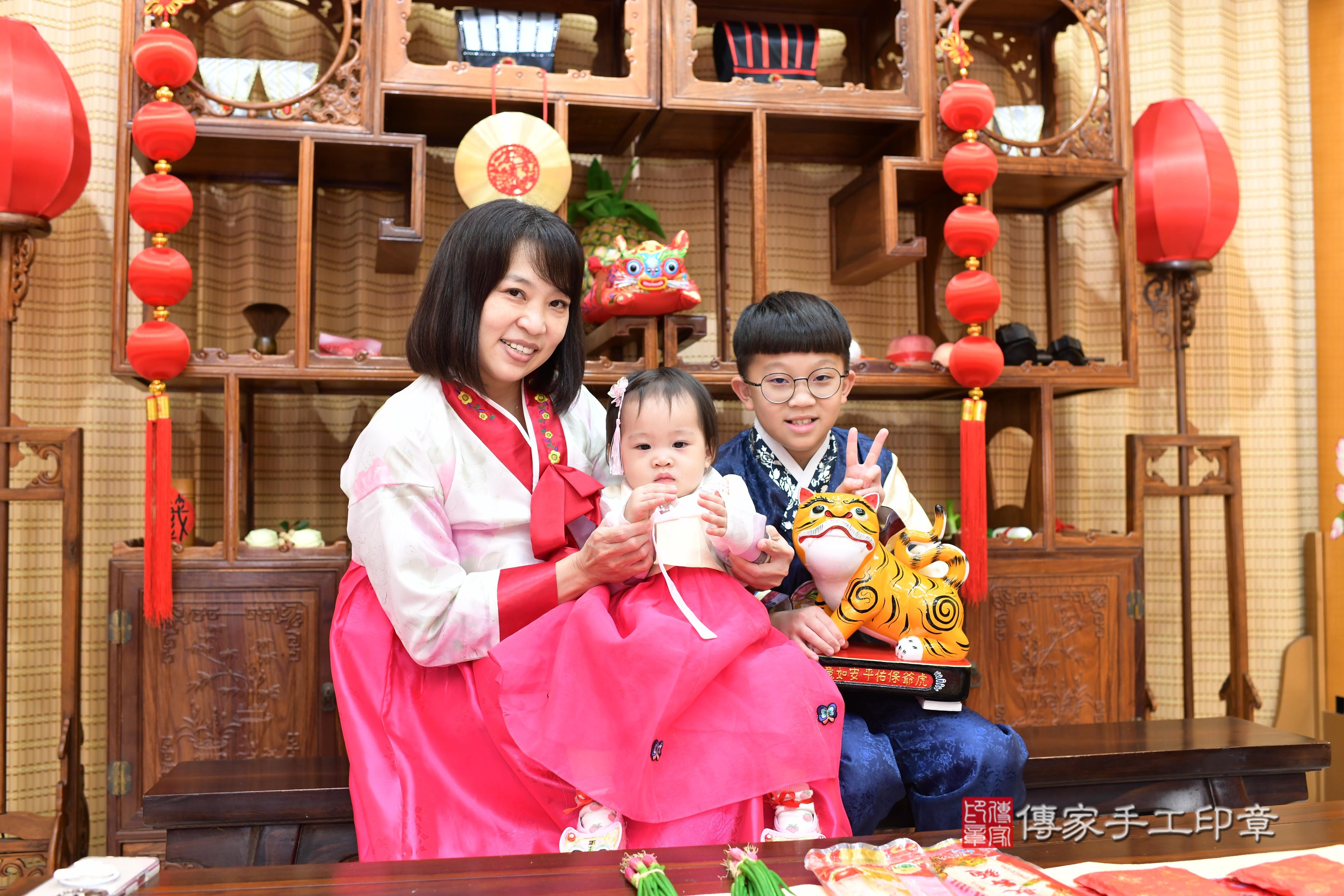 傳家手工印章台南店、抓周、度脺、中國風會場、傳家嬰兒古禮、吉祥話、抓周道具物品24種、拍照。抓周證書。寶寶抓周、滿周歲、生日快樂、祝福