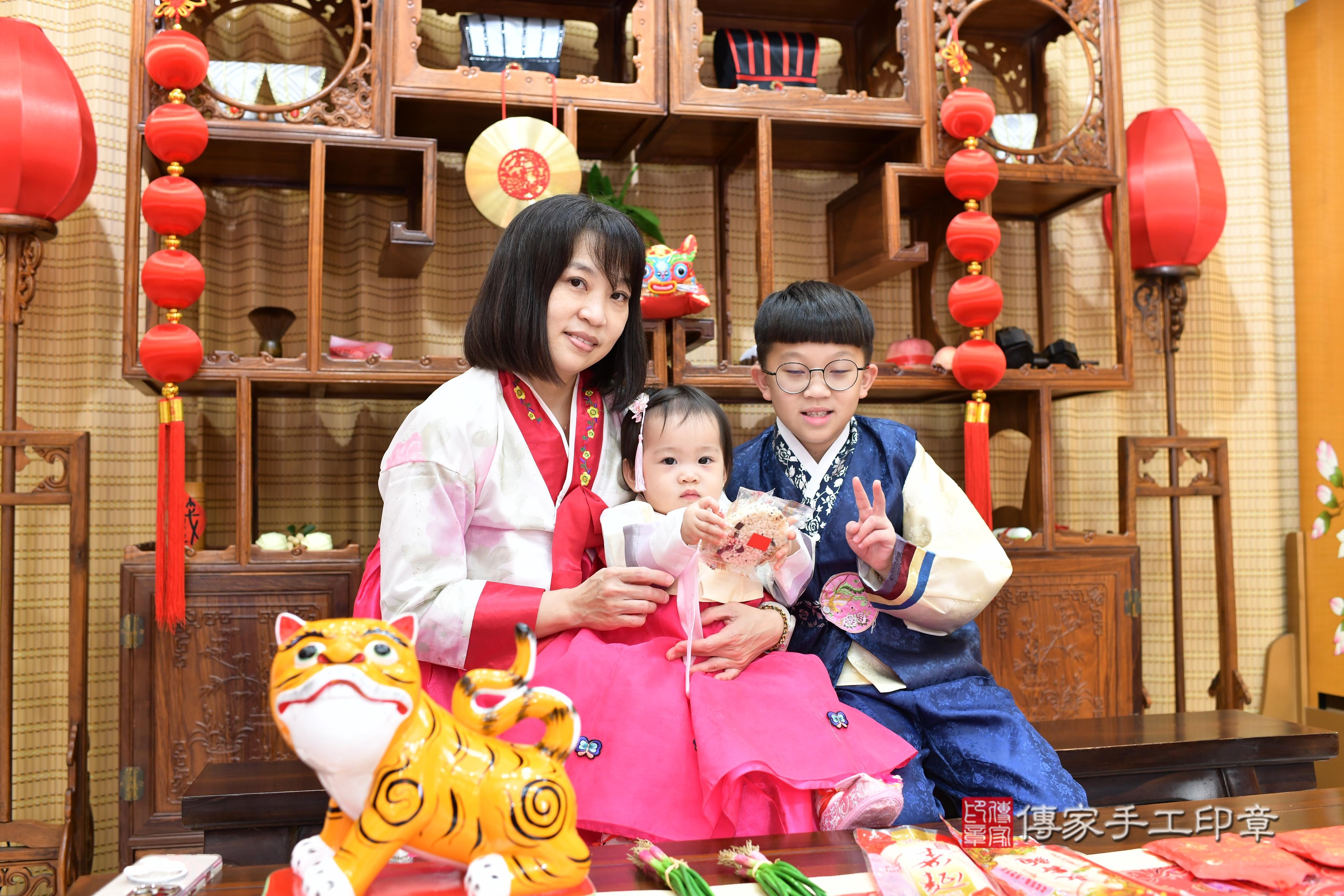 傳家手工印章台南店、抓周、度脺、中國風會場、傳家嬰兒古禮、吉祥話、抓周道具物品24種、拍照。抓周證書。寶寶抓周、滿周歲、生日快樂、祝福