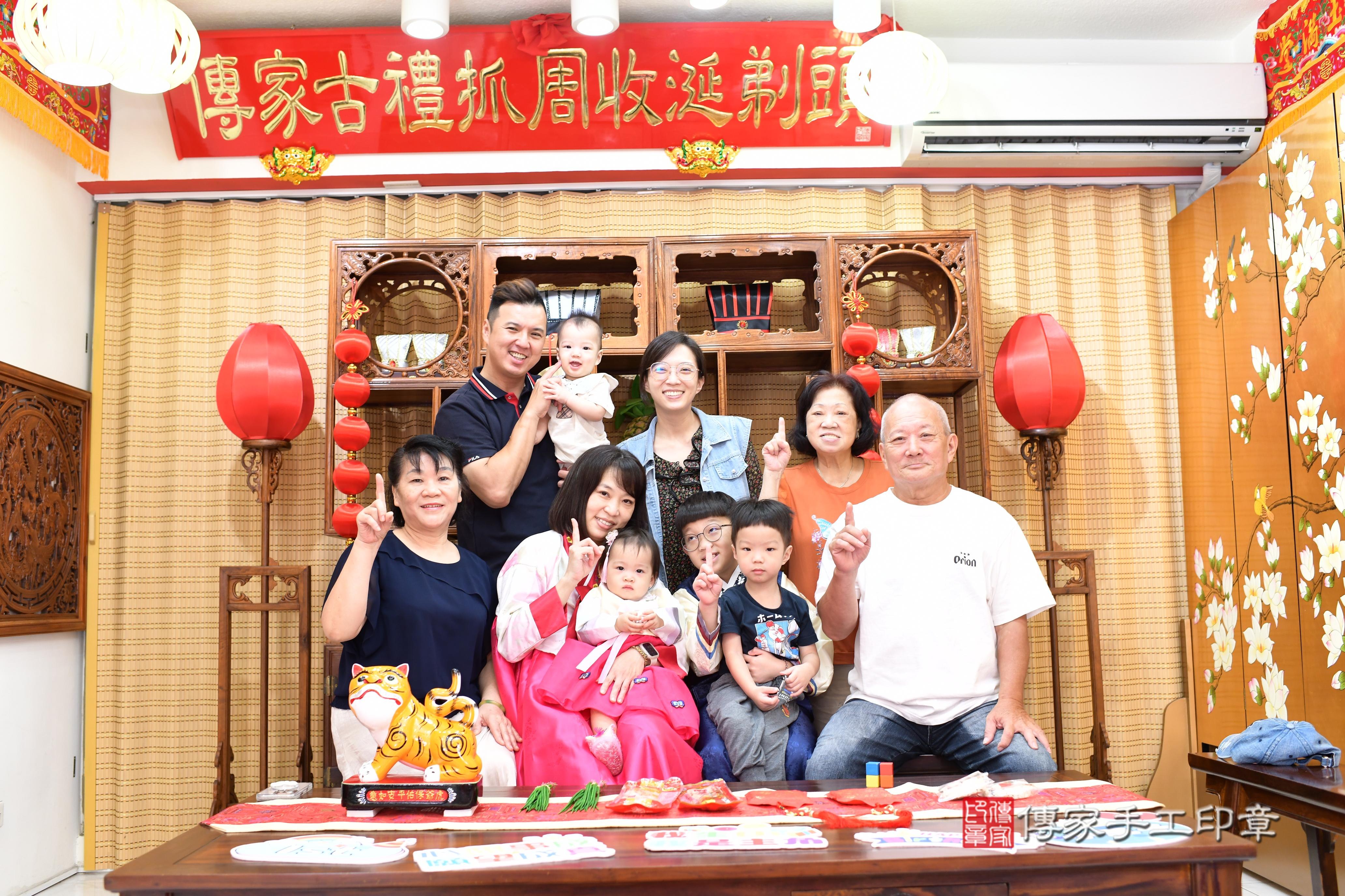 傳家手工印章台南店、抓周、度脺、中國風會場、傳家嬰兒古禮、吉祥話、抓周道具物品24種、拍照。抓周證書。寶寶抓周、滿周歲、生日快樂、祝福