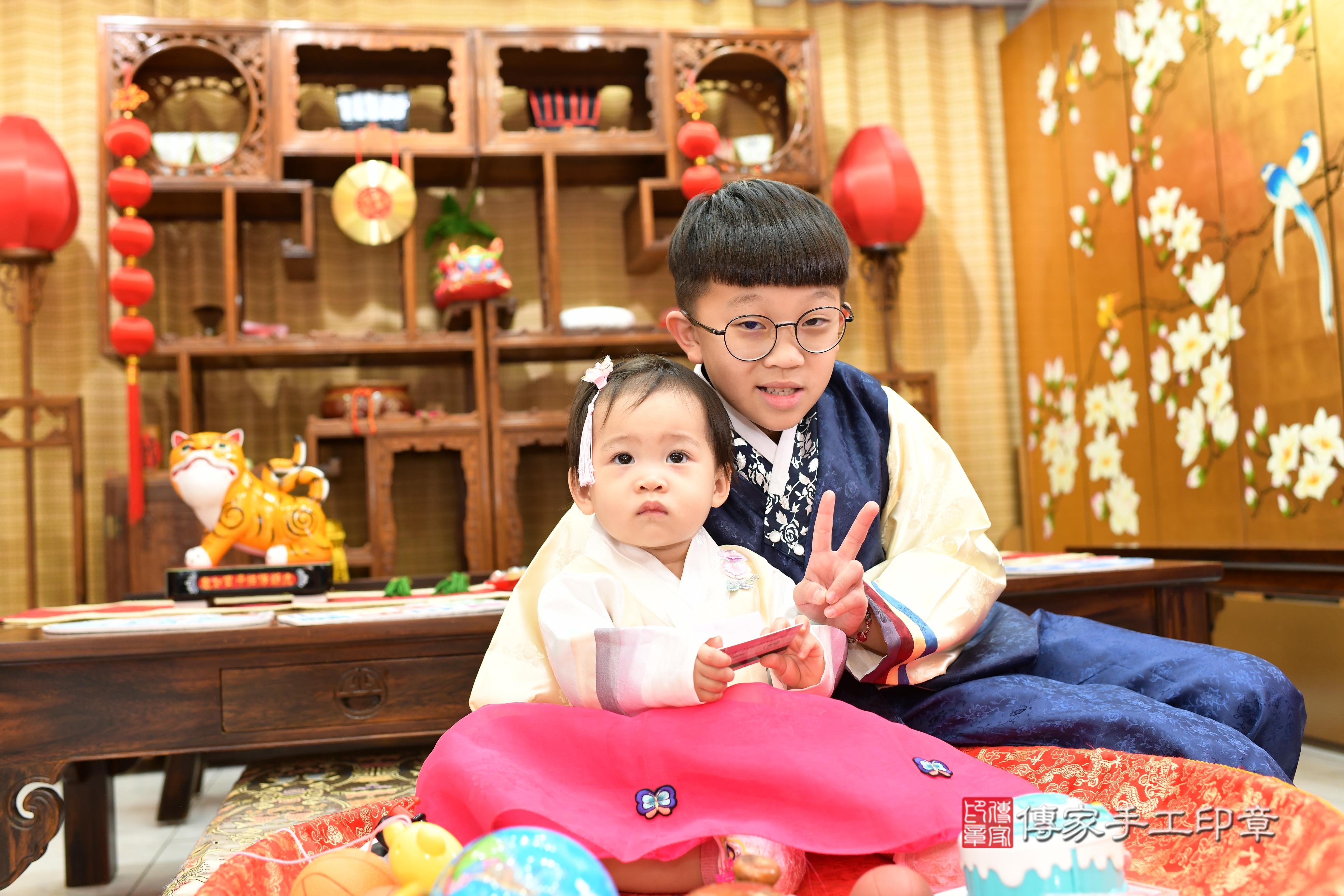 傳家手工印章台南店、抓周、度脺、中國風會場、傳家嬰兒古禮、吉祥話、抓周道具物品24種、拍照。抓周證書。寶寶抓周、滿周歲、生日快樂、祝福