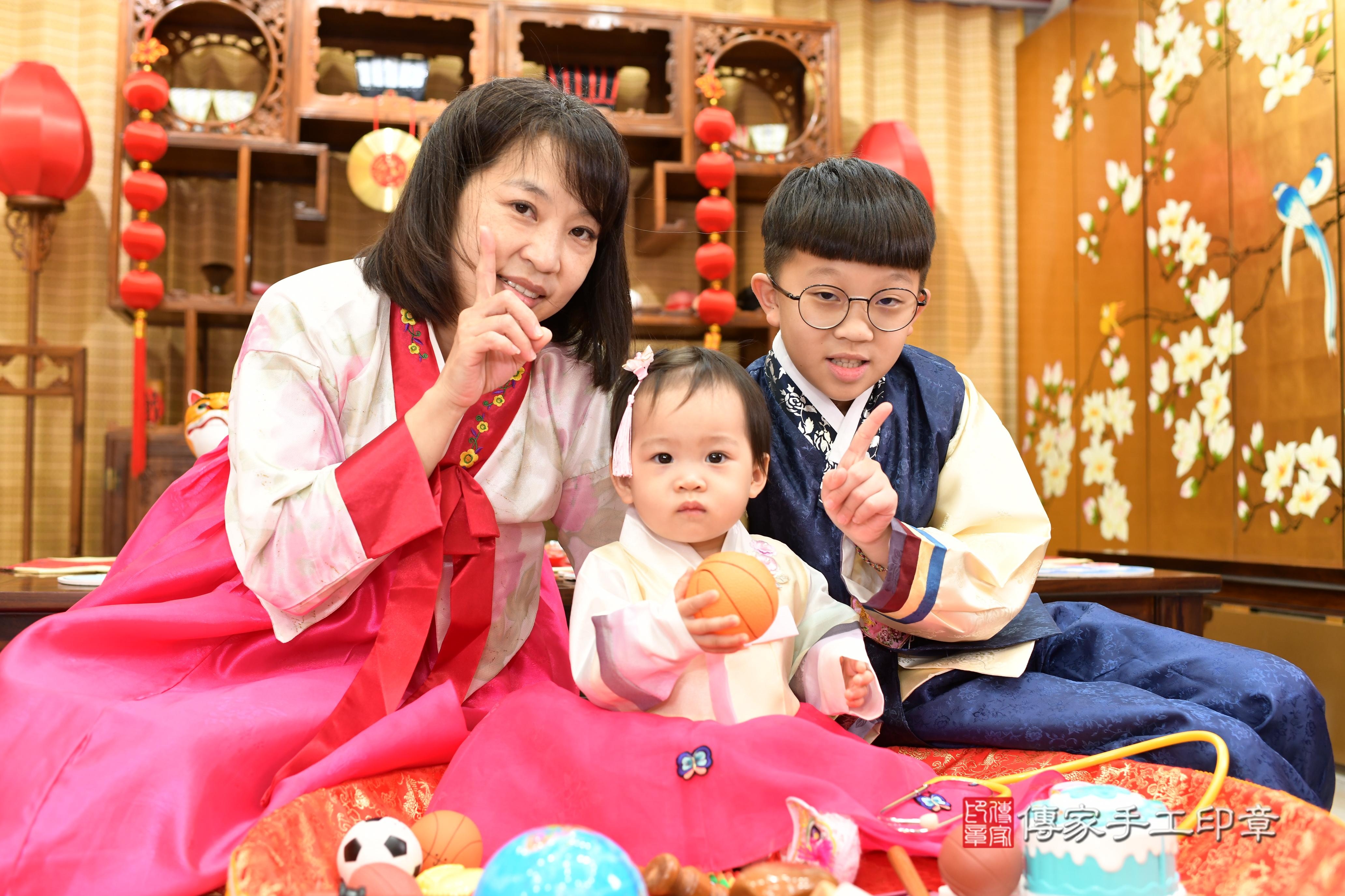 傳家手工印章台南店、抓周、度脺、中國風會場、傳家嬰兒古禮、吉祥話、抓周道具物品24種、拍照。抓周證書。寶寶抓周、滿周歲、生日快樂、祝福